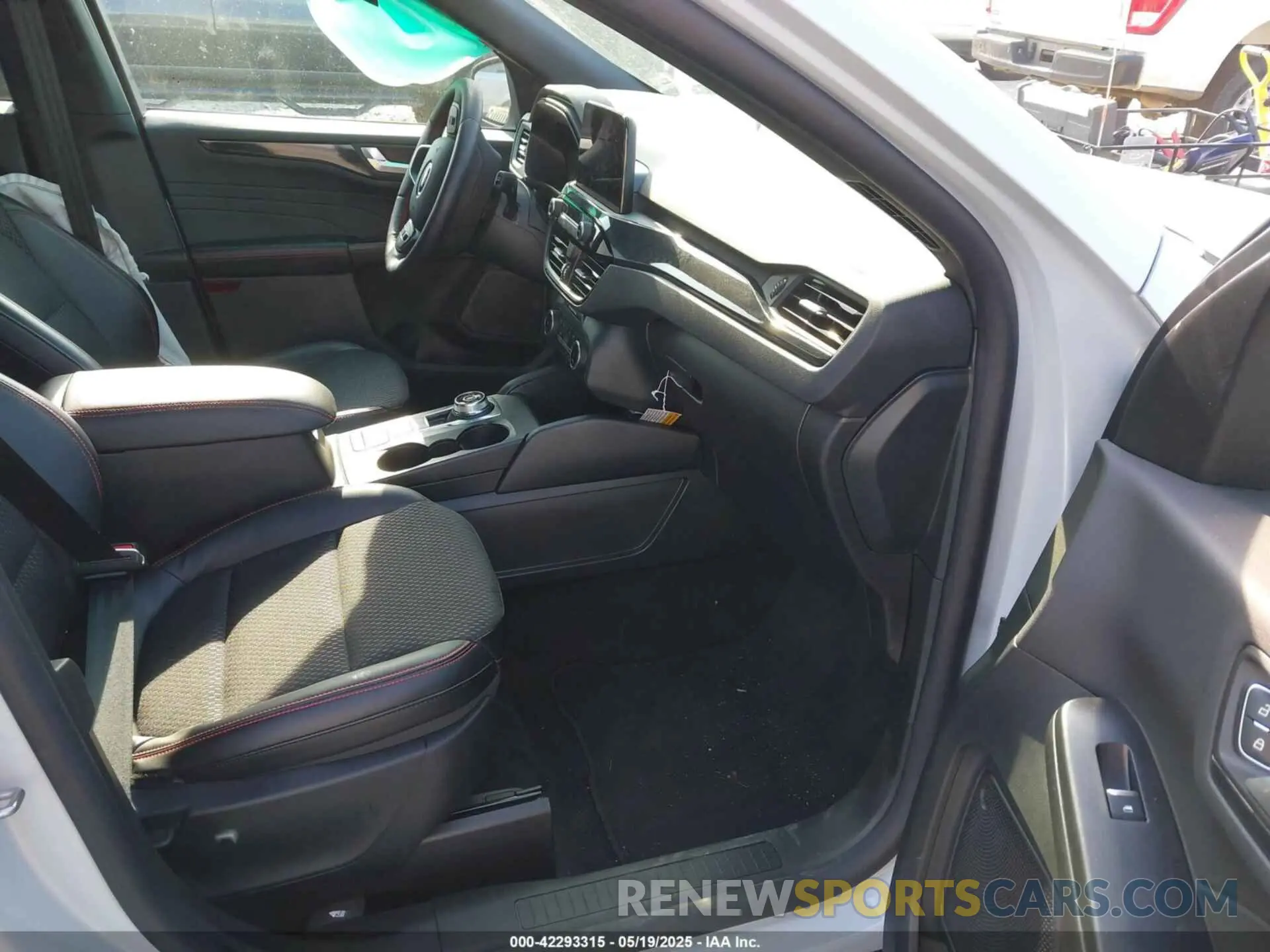 5 Photograph of a damaged car 1FMCU9NA6SUA73971 FORD ESCAPE 2025