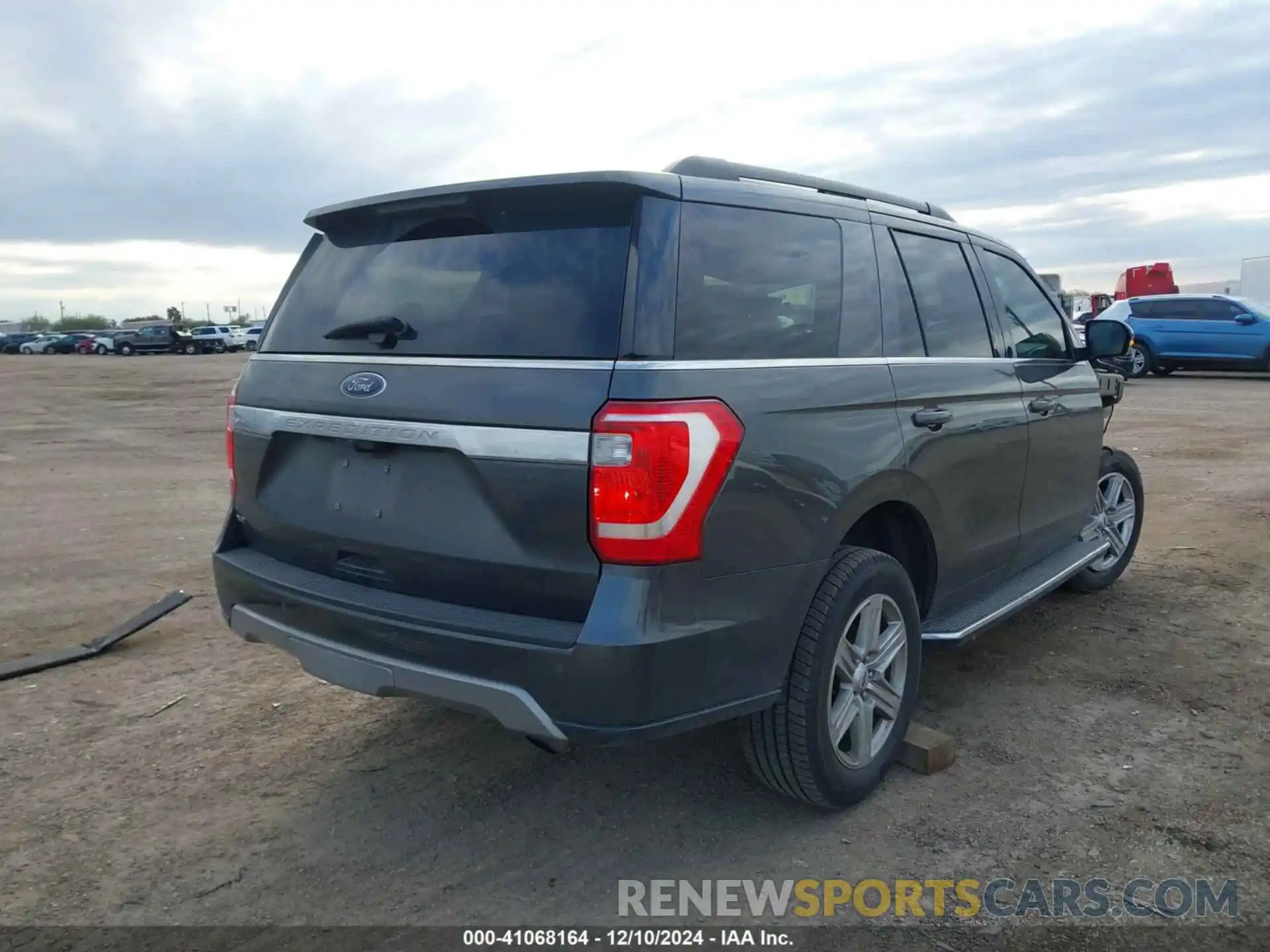 4 Photograph of a damaged car 1FMJU1HT1KEA60514 FORD EXPEDITION 2019