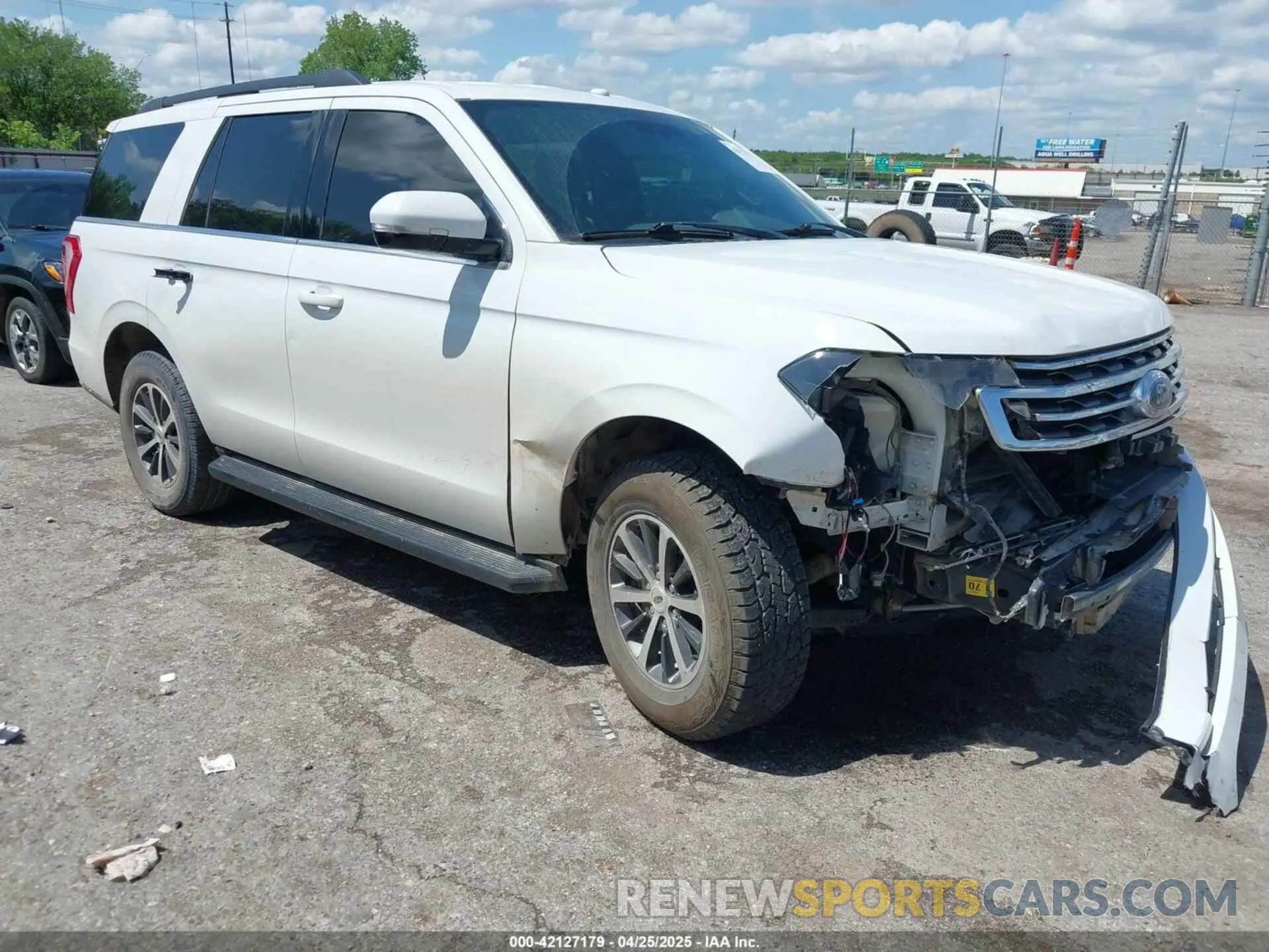 1 Photograph of a damaged car 1FMJU1HT1KEA85882 FORD EXPEDITION 2019