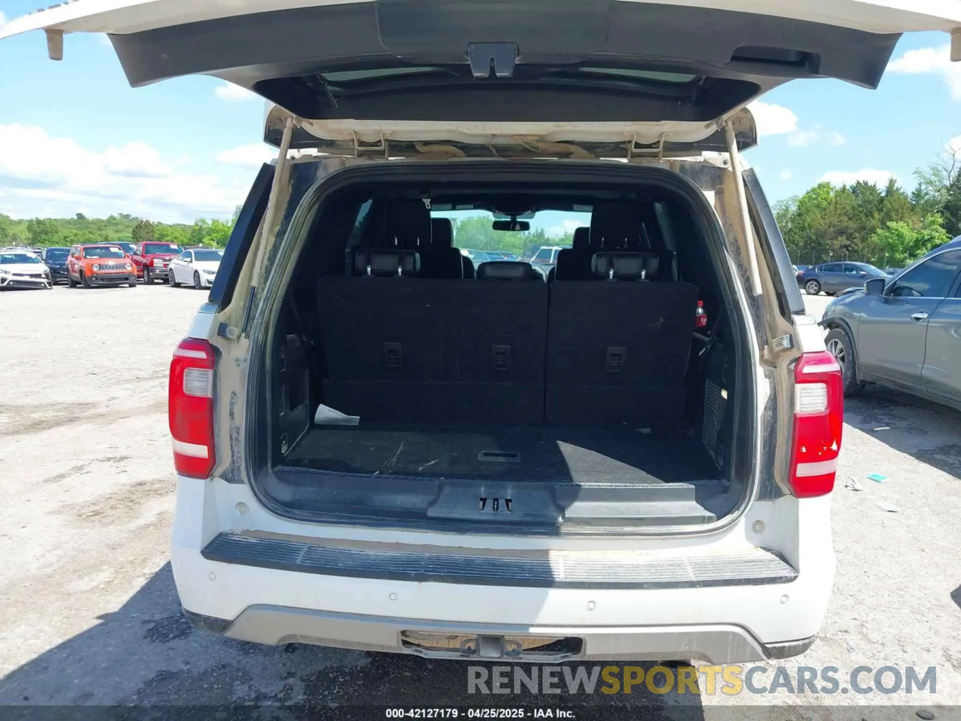 16 Photograph of a damaged car 1FMJU1HT1KEA85882 FORD EXPEDITION 2019
