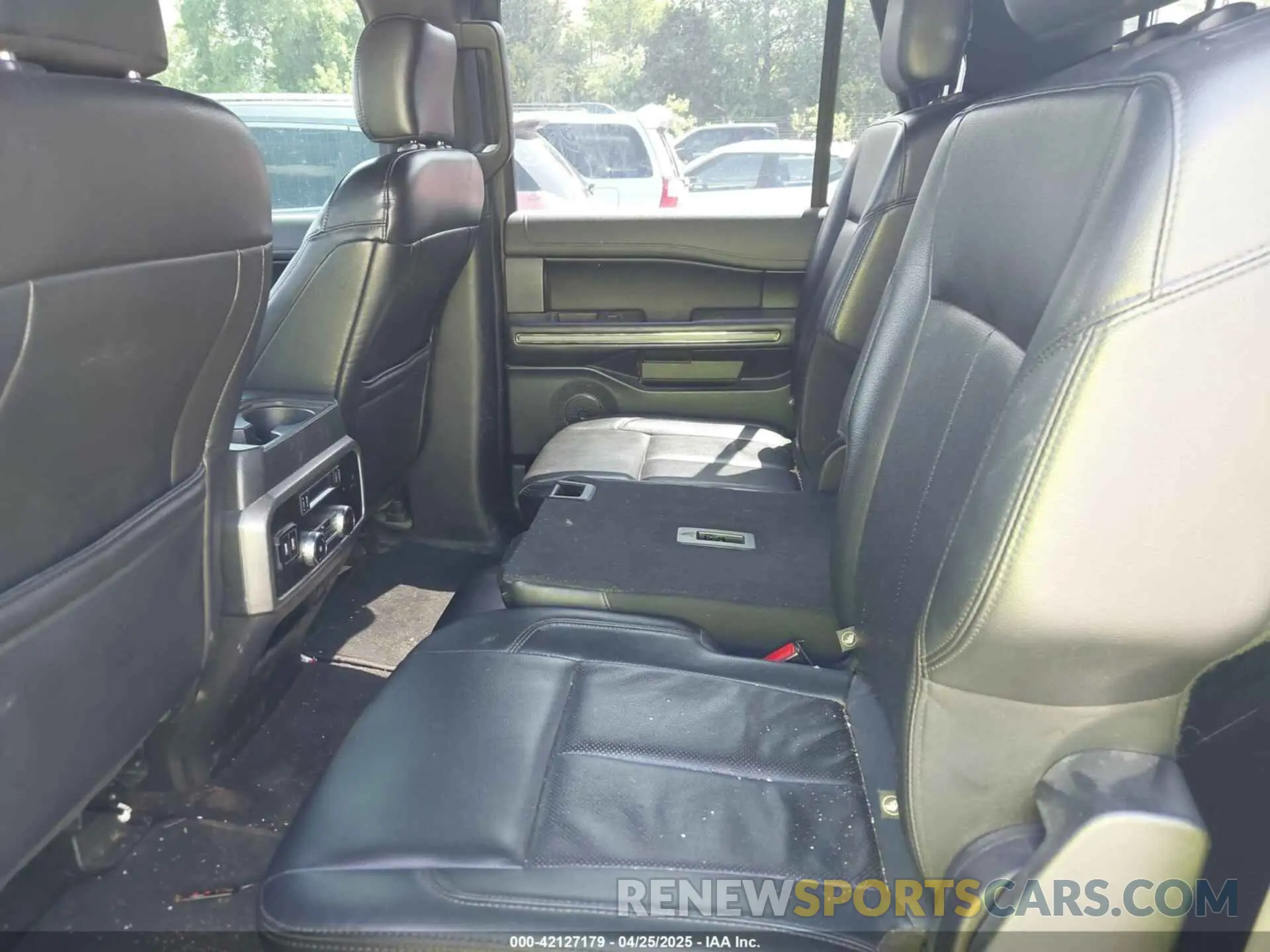 8 Photograph of a damaged car 1FMJU1HT1KEA85882 FORD EXPEDITION 2019