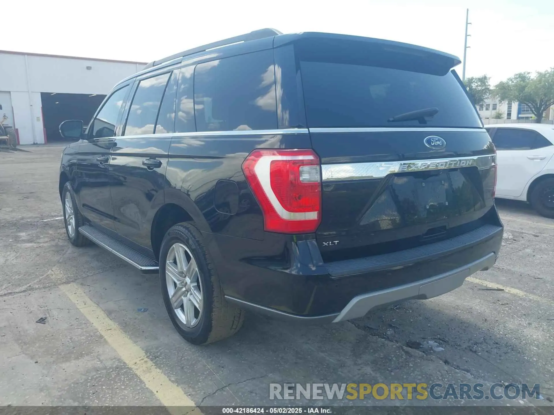 3 Photograph of a damaged car 1FMJU1HT3KEA64385 FORD EXPEDITION 2019
