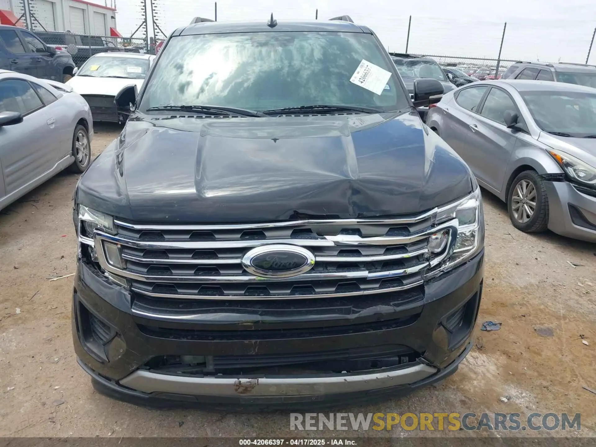 12 Photograph of a damaged car 1FMJU1HT5KEA76604 FORD EXPEDITION 2019