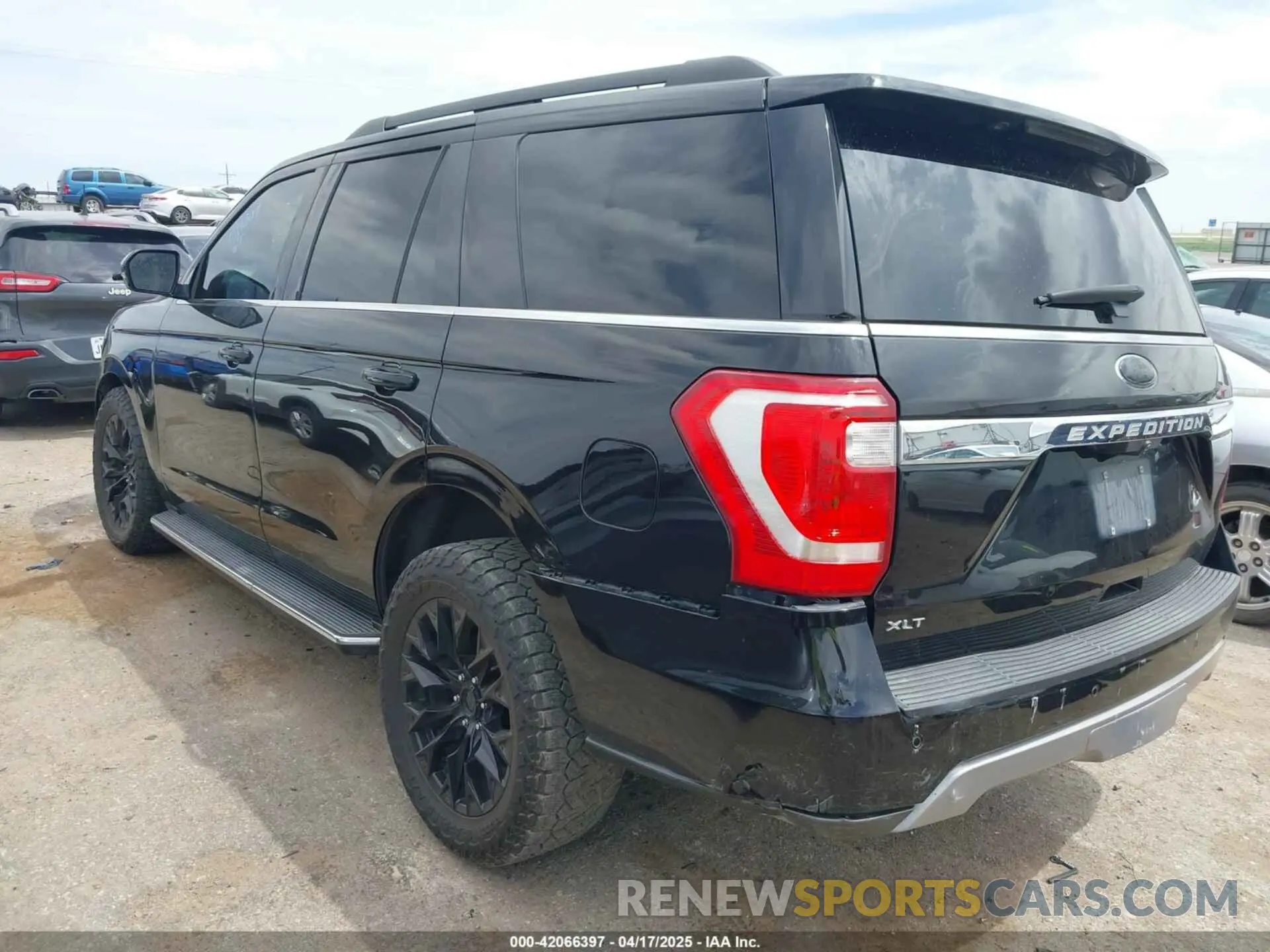 3 Photograph of a damaged car 1FMJU1HT5KEA76604 FORD EXPEDITION 2019