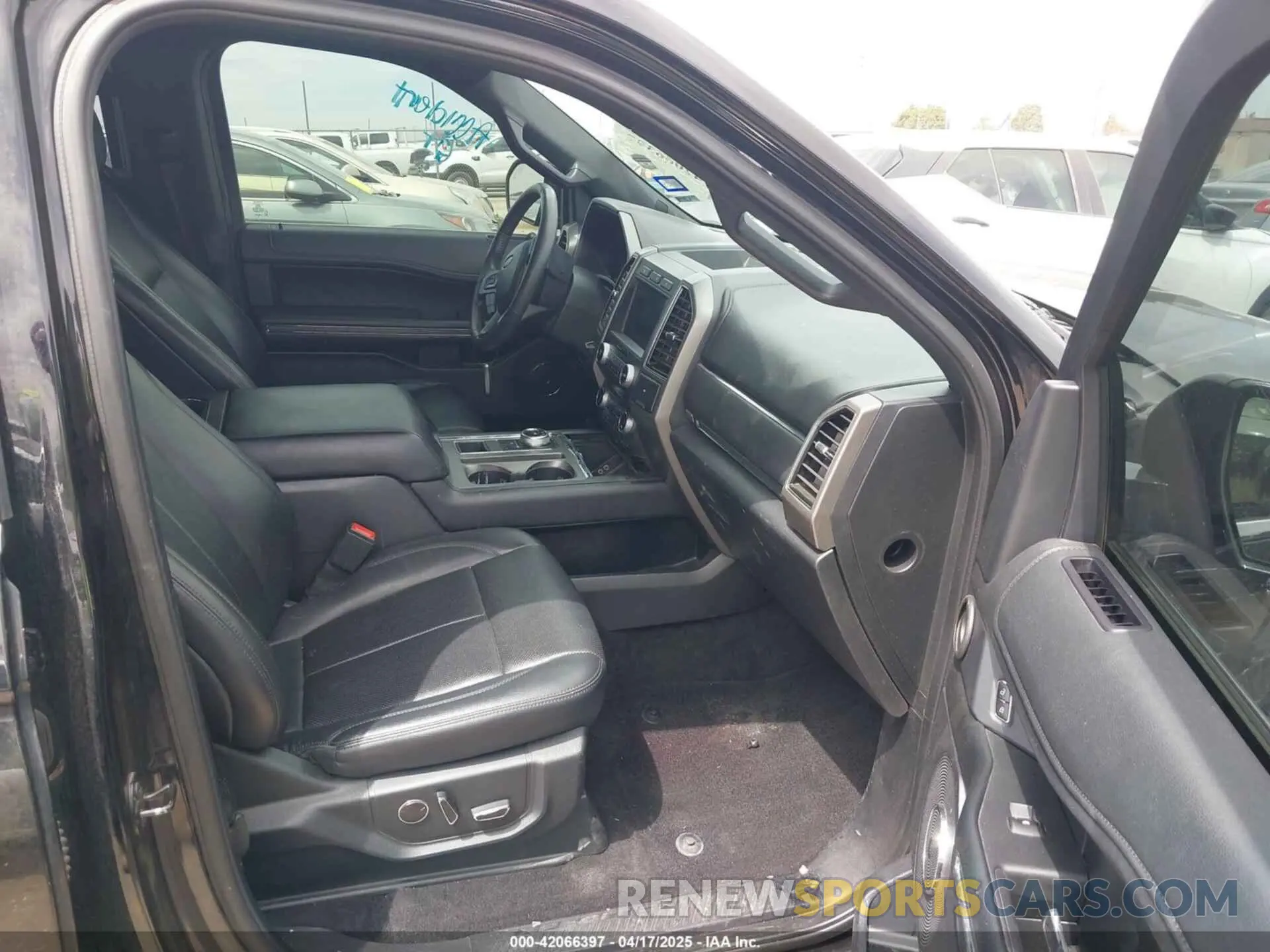 5 Photograph of a damaged car 1FMJU1HT5KEA76604 FORD EXPEDITION 2019