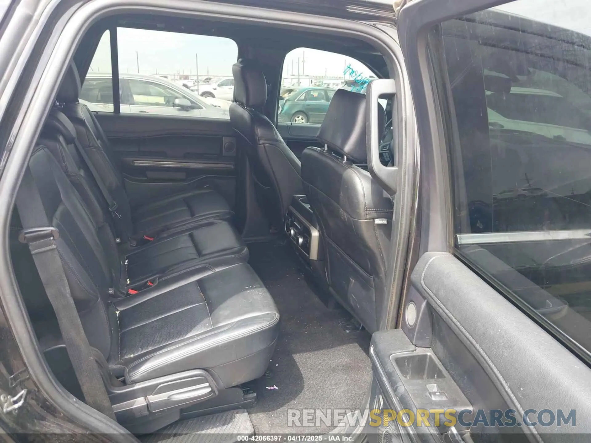 8 Photograph of a damaged car 1FMJU1HT5KEA76604 FORD EXPEDITION 2019