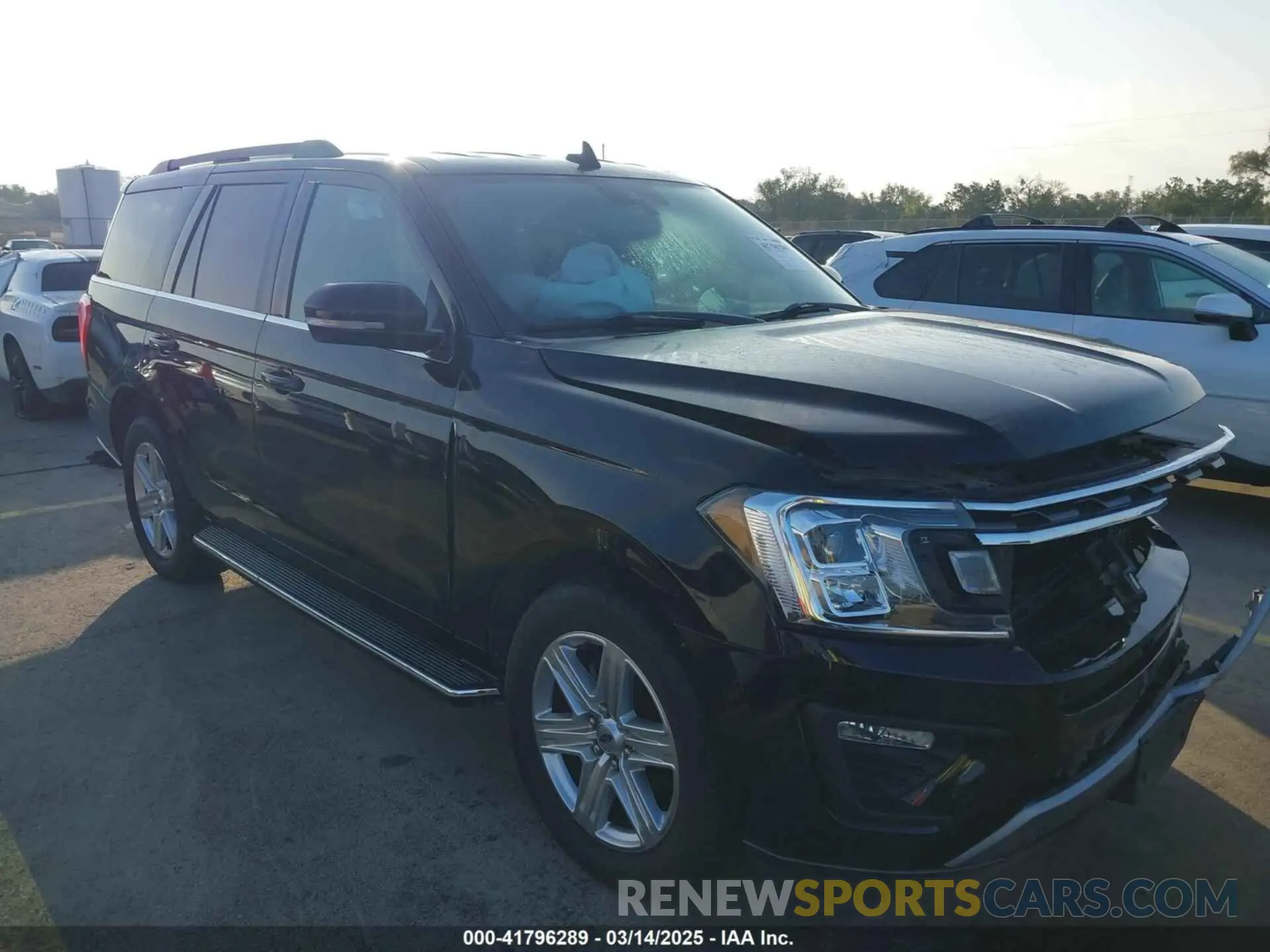 1 Photograph of a damaged car 1FMJU1HT5KEA82614 FORD EXPEDITION 2019