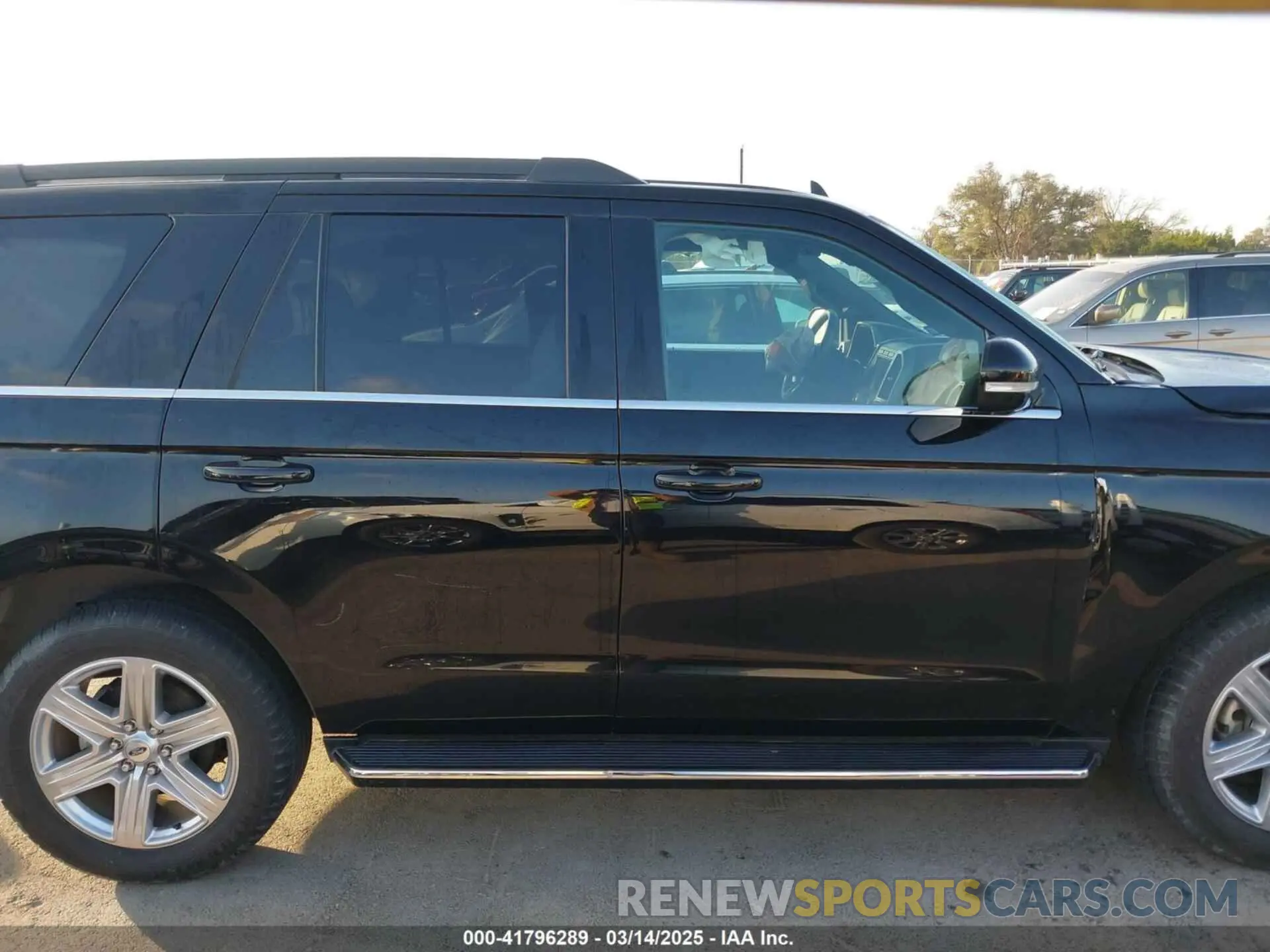 13 Photograph of a damaged car 1FMJU1HT5KEA82614 FORD EXPEDITION 2019