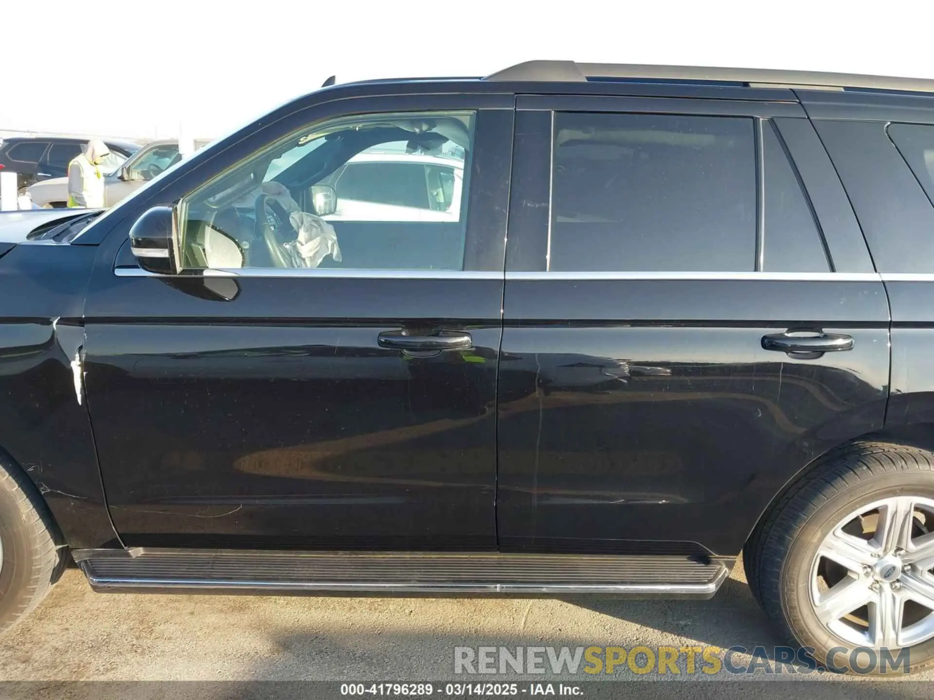 14 Photograph of a damaged car 1FMJU1HT5KEA82614 FORD EXPEDITION 2019