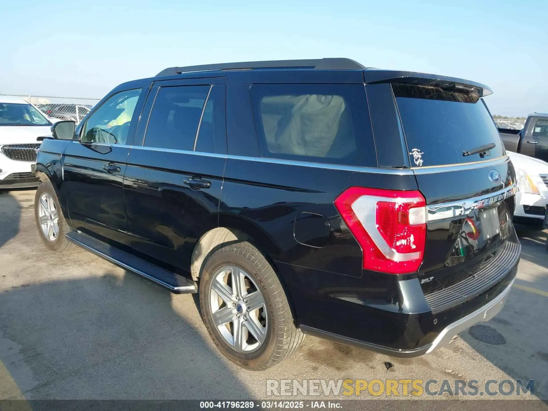 3 Photograph of a damaged car 1FMJU1HT5KEA82614 FORD EXPEDITION 2019