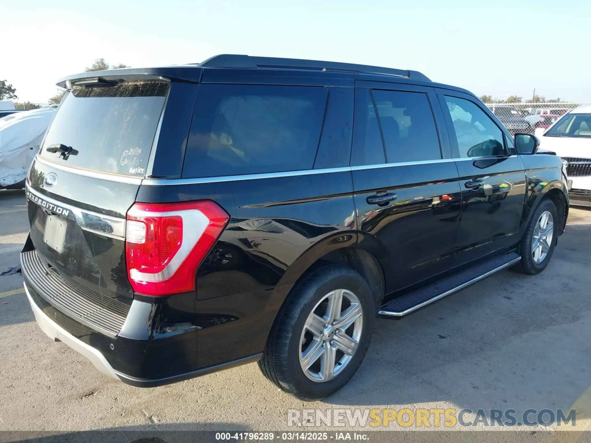 4 Photograph of a damaged car 1FMJU1HT5KEA82614 FORD EXPEDITION 2019