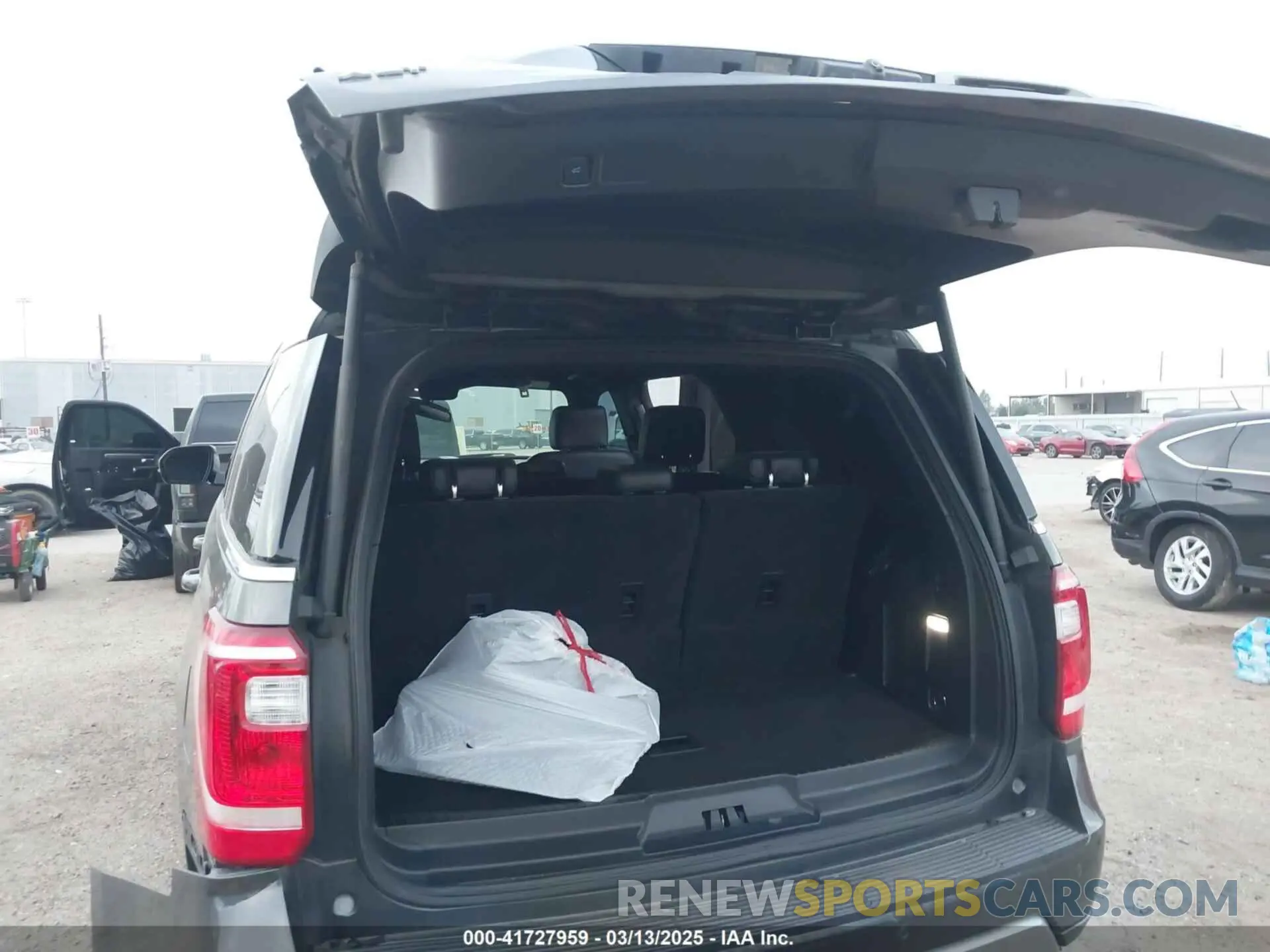 18 Photograph of a damaged car 1FMJU1HT7KEA11849 FORD EXPEDITION 2019