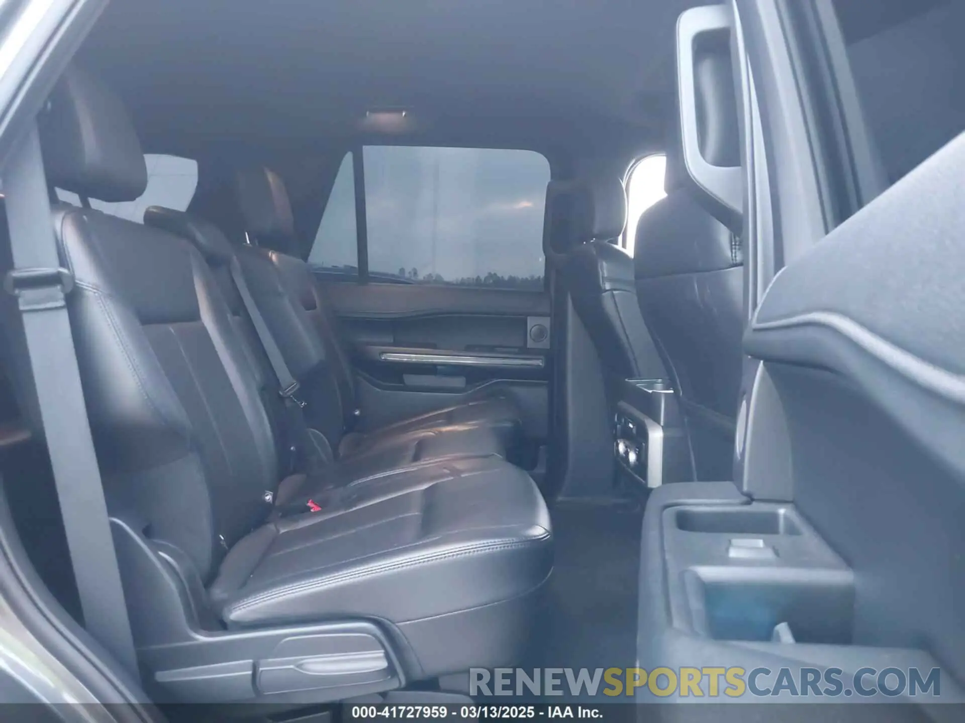 8 Photograph of a damaged car 1FMJU1HT7KEA11849 FORD EXPEDITION 2019