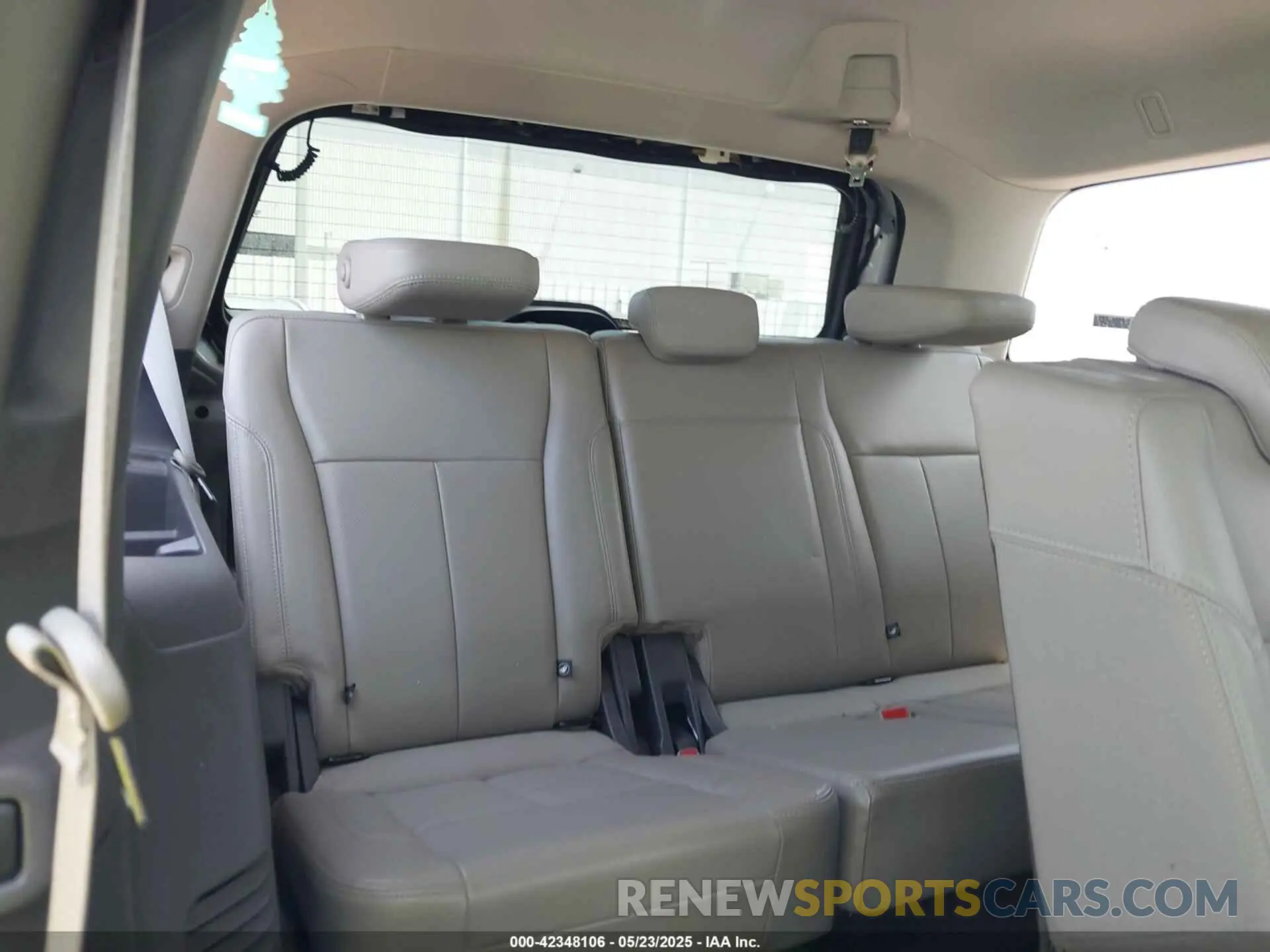 18 Photograph of a damaged car 1FMJU1HTXKEA16110 FORD EXPEDITION 2019