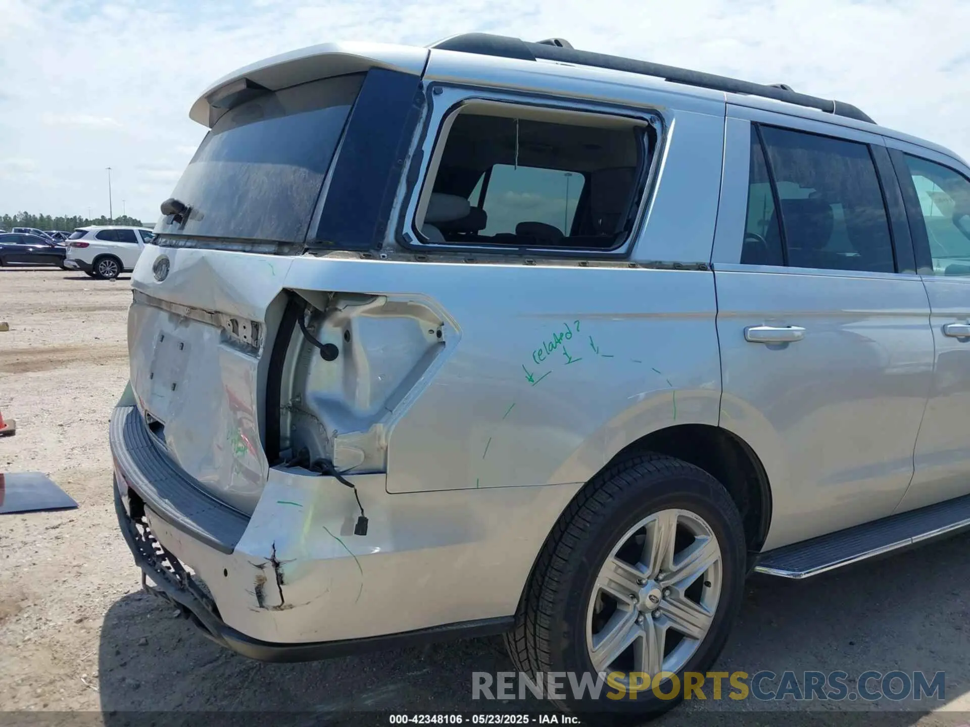 19 Photograph of a damaged car 1FMJU1HTXKEA16110 FORD EXPEDITION 2019