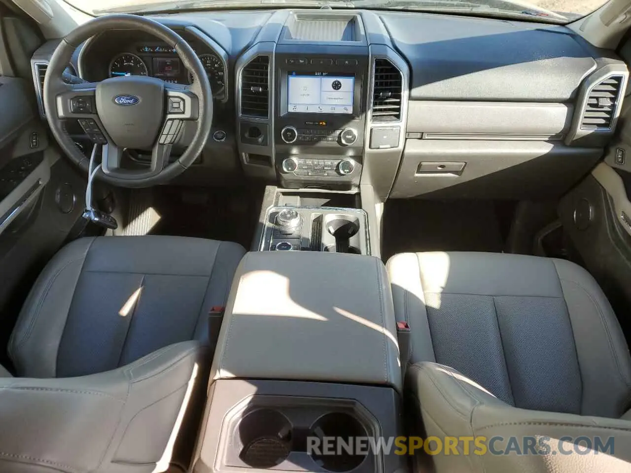 8 Photograph of a damaged car 1FMJU1JT4KEA26867 FORD EXPEDITION 2019