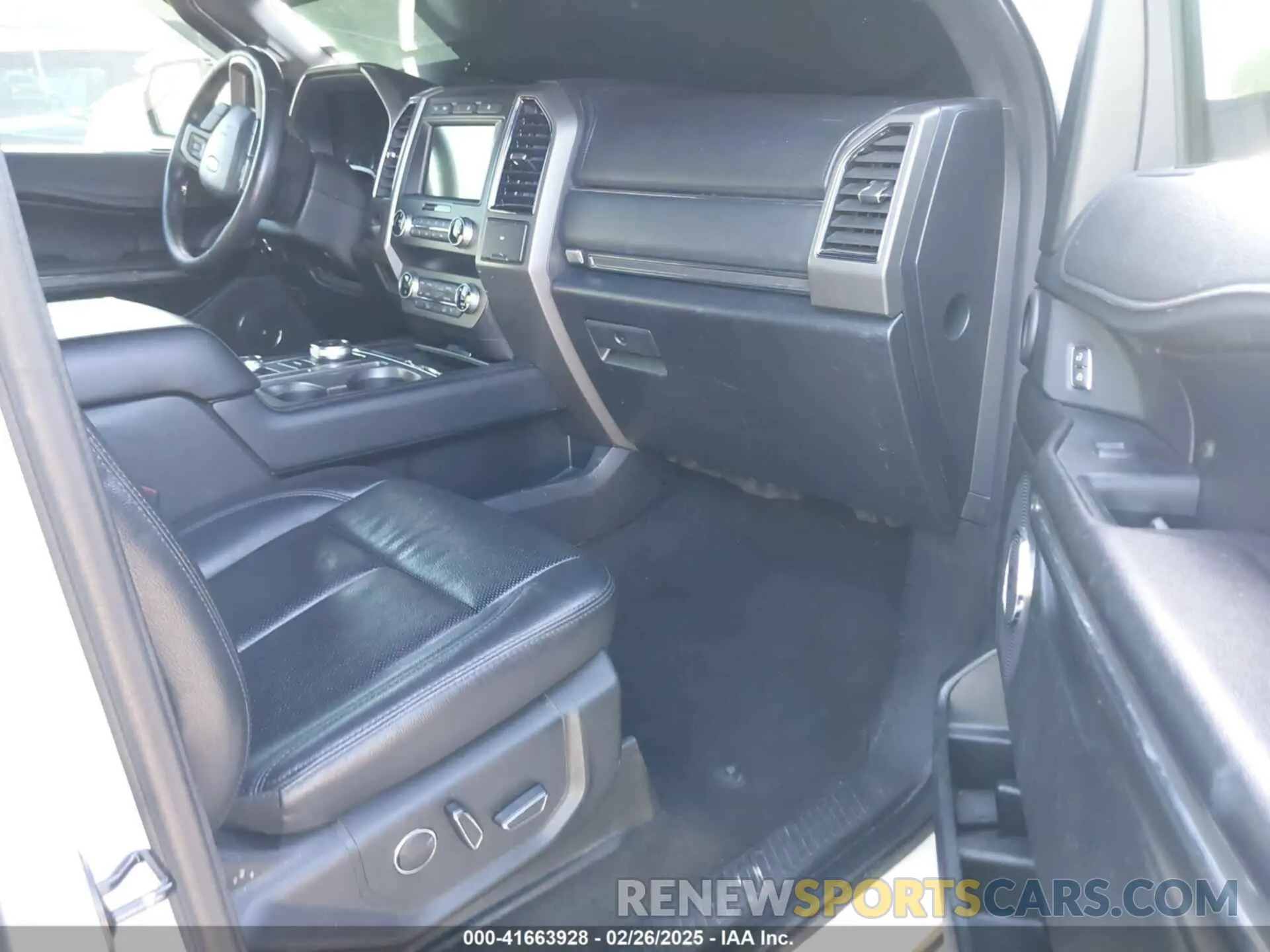 5 Photograph of a damaged car 1FMJU1JT4KEA31874 FORD EXPEDITION 2019
