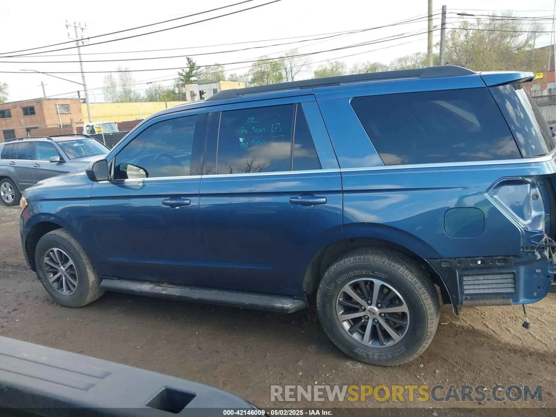 14 Photograph of a damaged car 1FMJU1JT5KEA08684 FORD EXPEDITION 2019