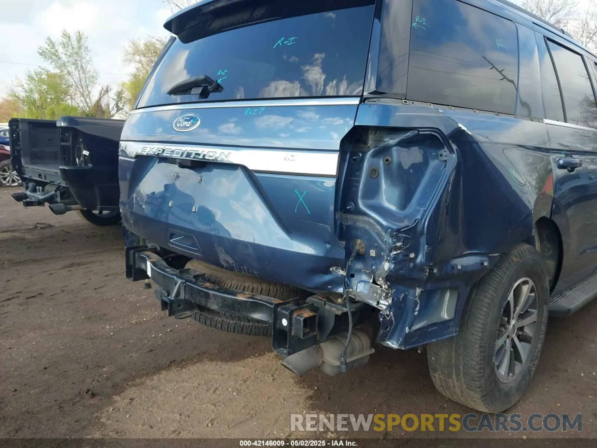 17 Photograph of a damaged car 1FMJU1JT5KEA08684 FORD EXPEDITION 2019