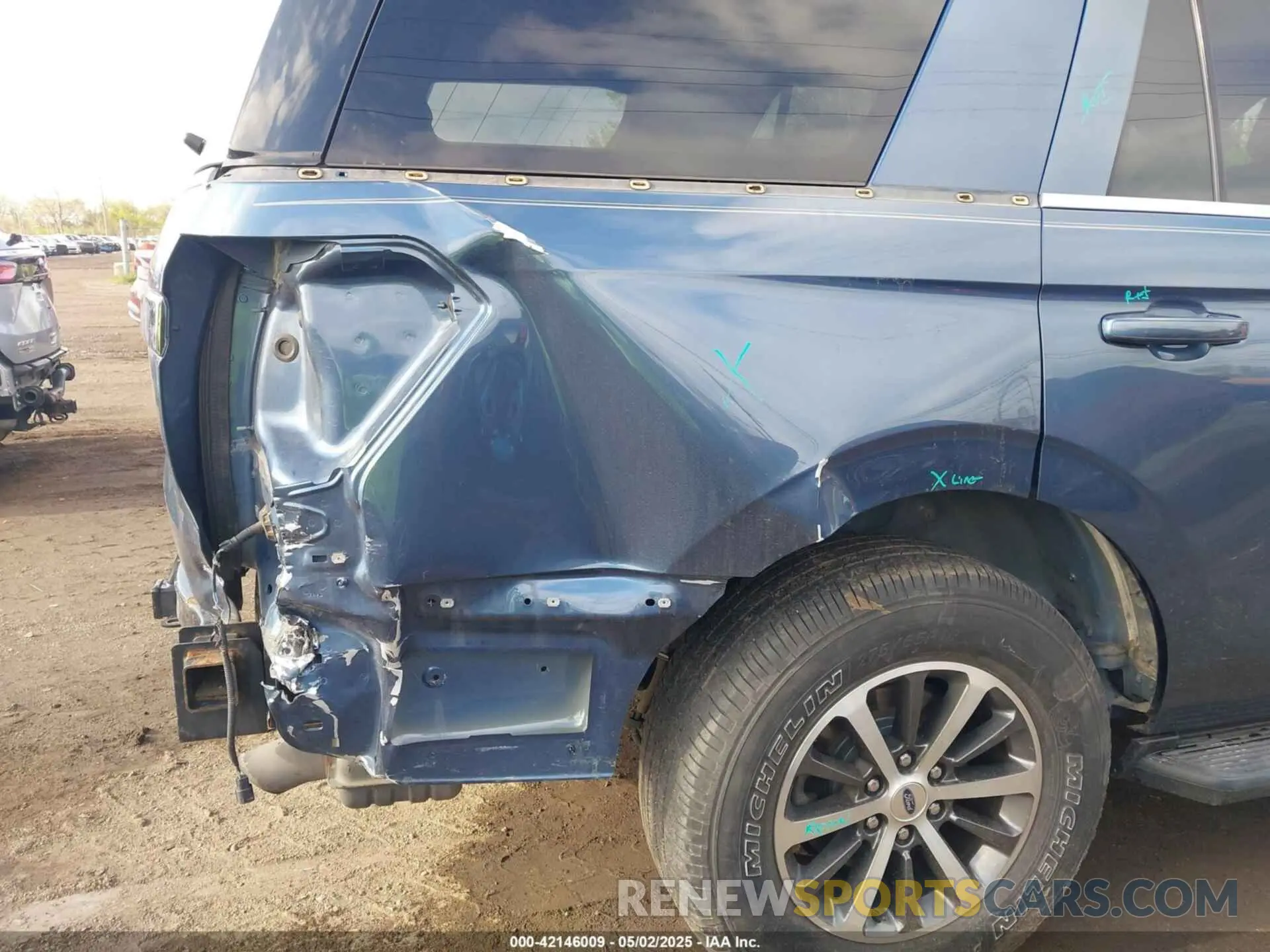 18 Photograph of a damaged car 1FMJU1JT5KEA08684 FORD EXPEDITION 2019