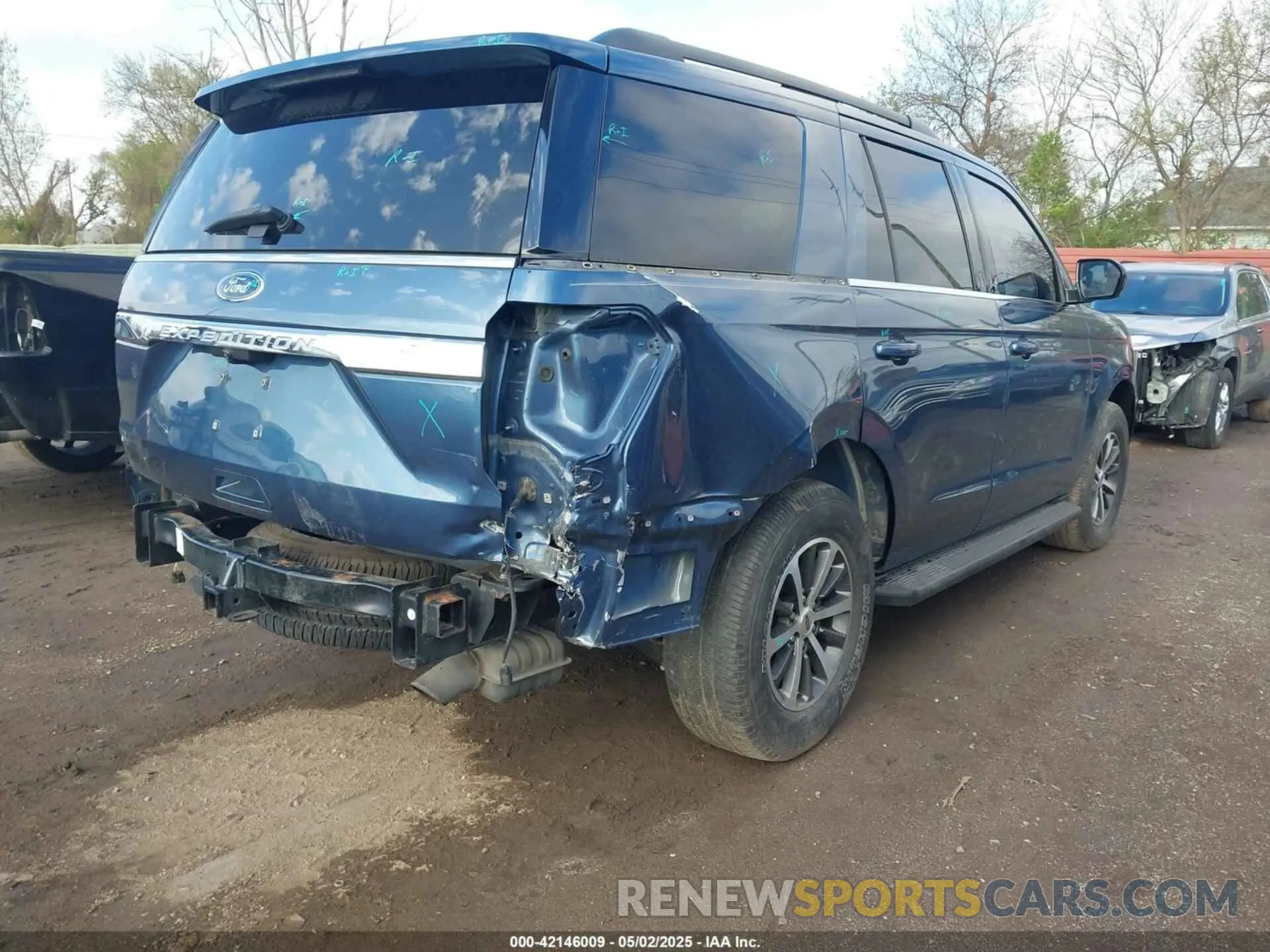 4 Photograph of a damaged car 1FMJU1JT5KEA08684 FORD EXPEDITION 2019