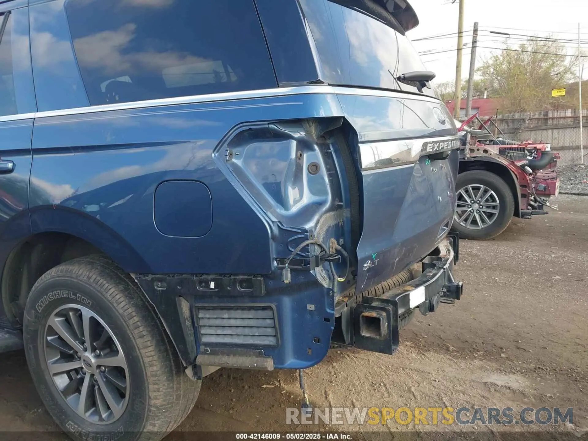 6 Photograph of a damaged car 1FMJU1JT5KEA08684 FORD EXPEDITION 2019