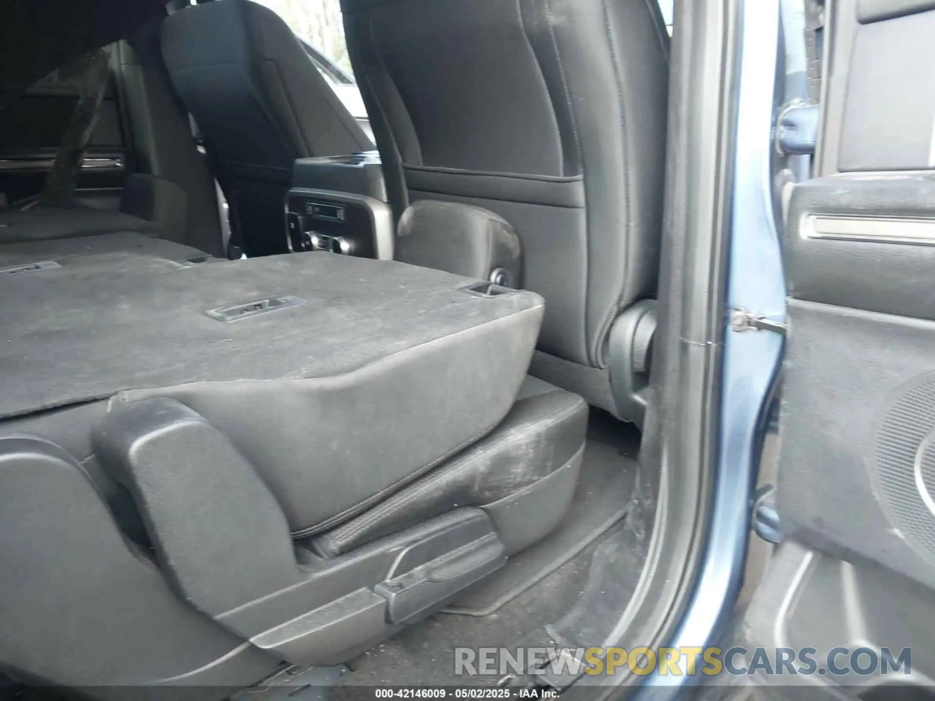 8 Photograph of a damaged car 1FMJU1JT5KEA08684 FORD EXPEDITION 2019