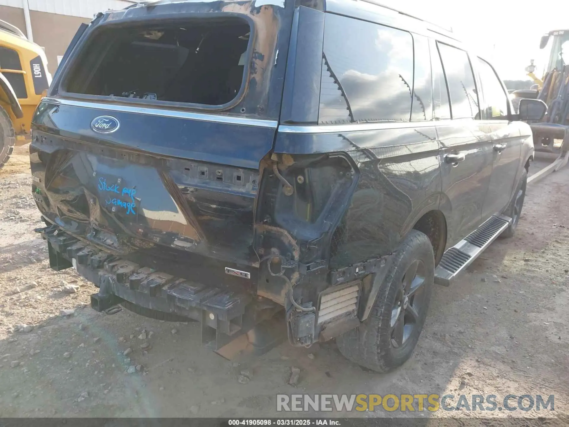4 Photograph of a damaged car 1FMJU1JTXKEA30678 FORD EXPEDITION 2019