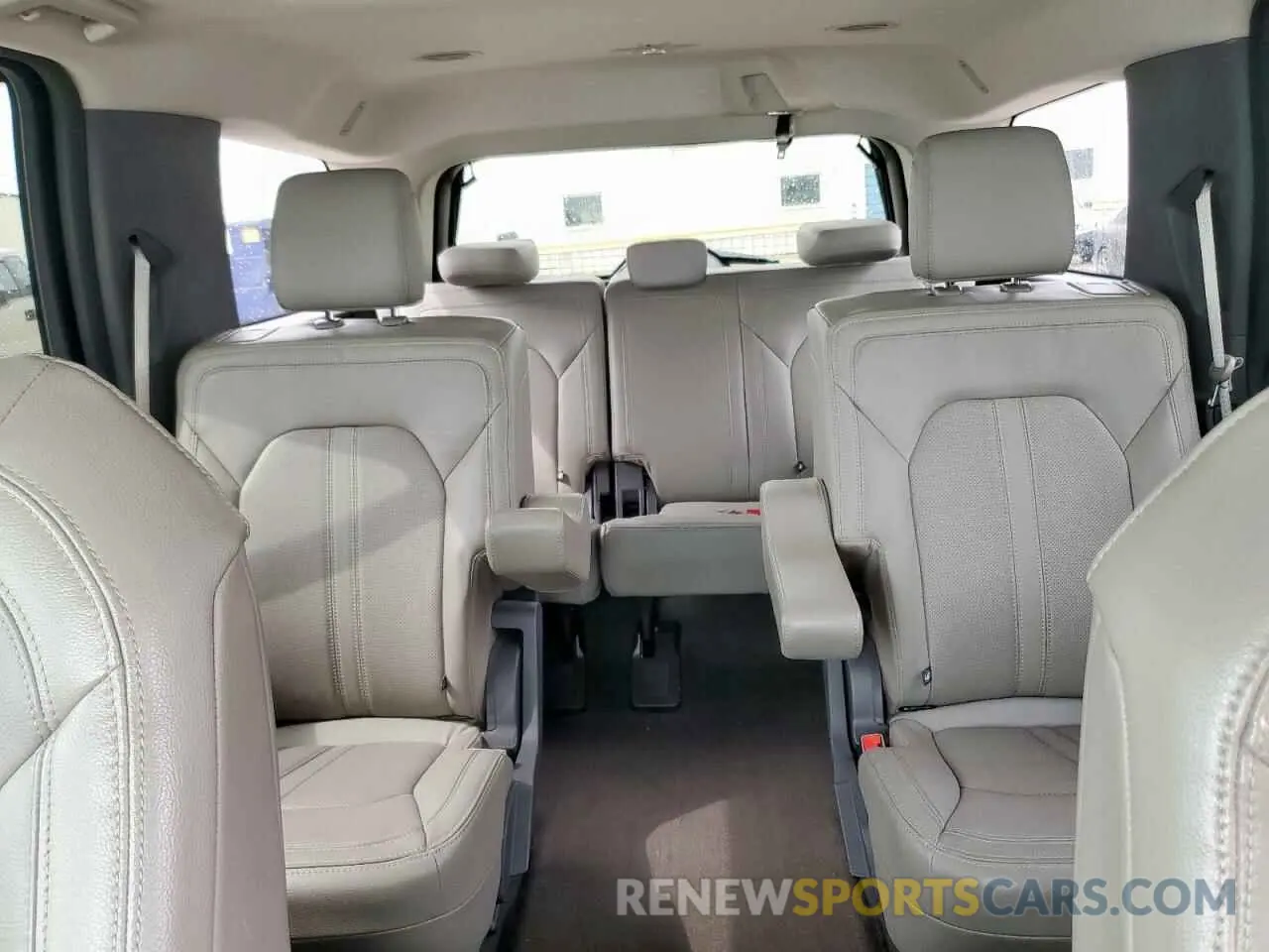 10 Photograph of a damaged car 1FMJU1KT1KEA68671 FORD EXPEDITION 2019