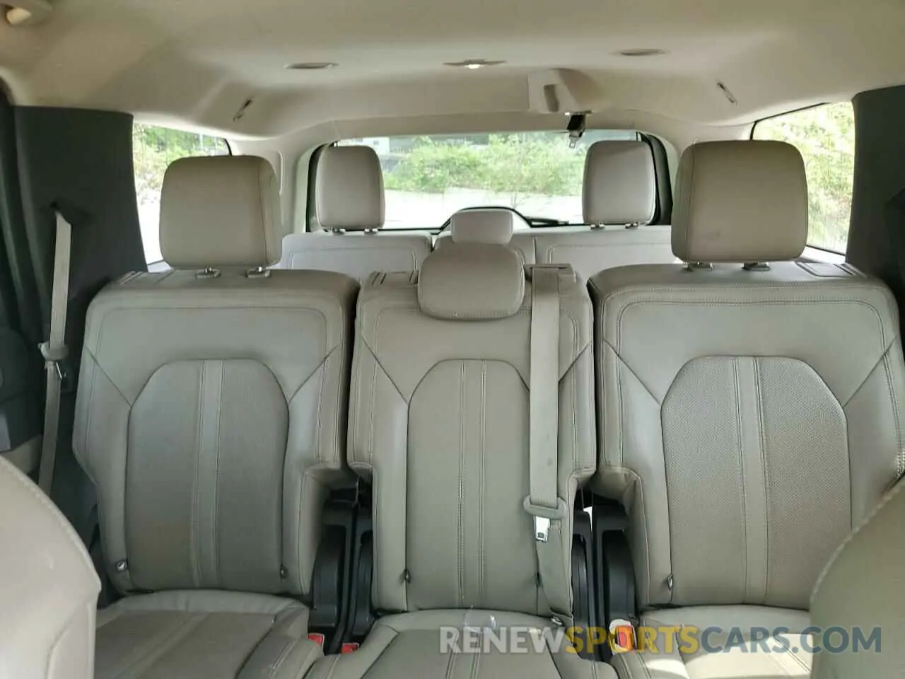 10 Photograph of a damaged car 1FMJU1KT2KEA67190 FORD EXPEDITION 2019
