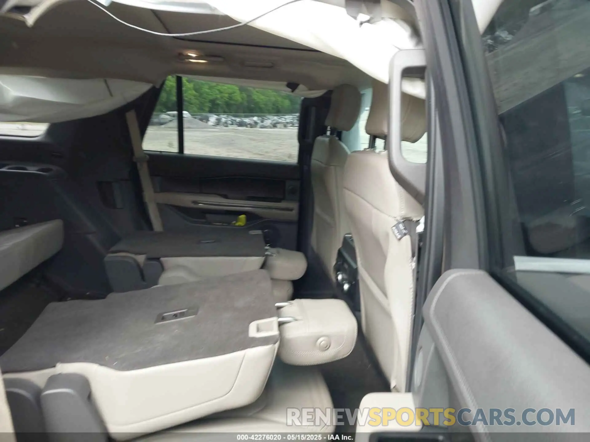 8 Photograph of a damaged car 1FMJU1KT7KEA22116 FORD EXPEDITION 2019