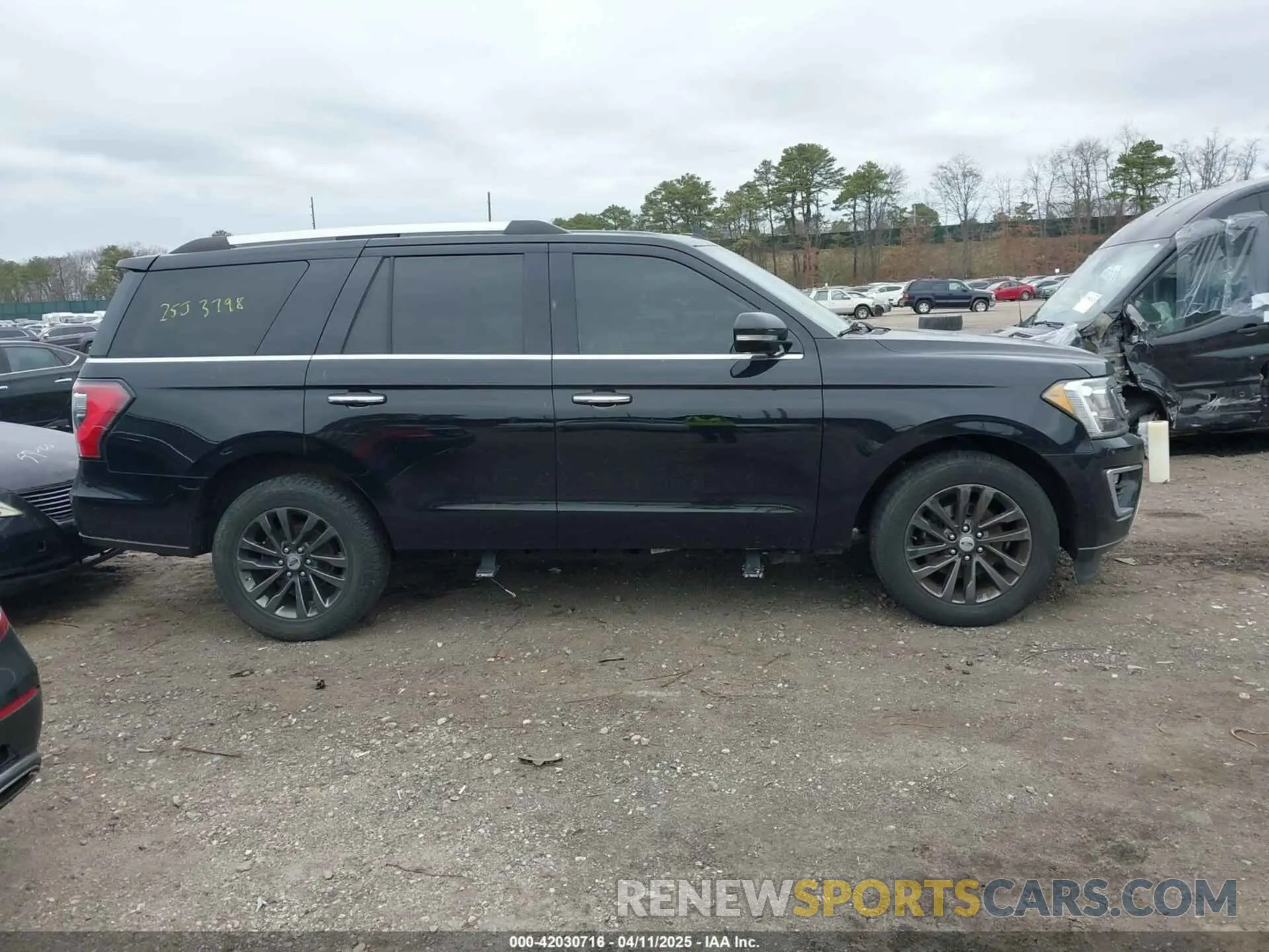12 Photograph of a damaged car 1FMJU1KT8KEA38258 FORD EXPEDITION 2019