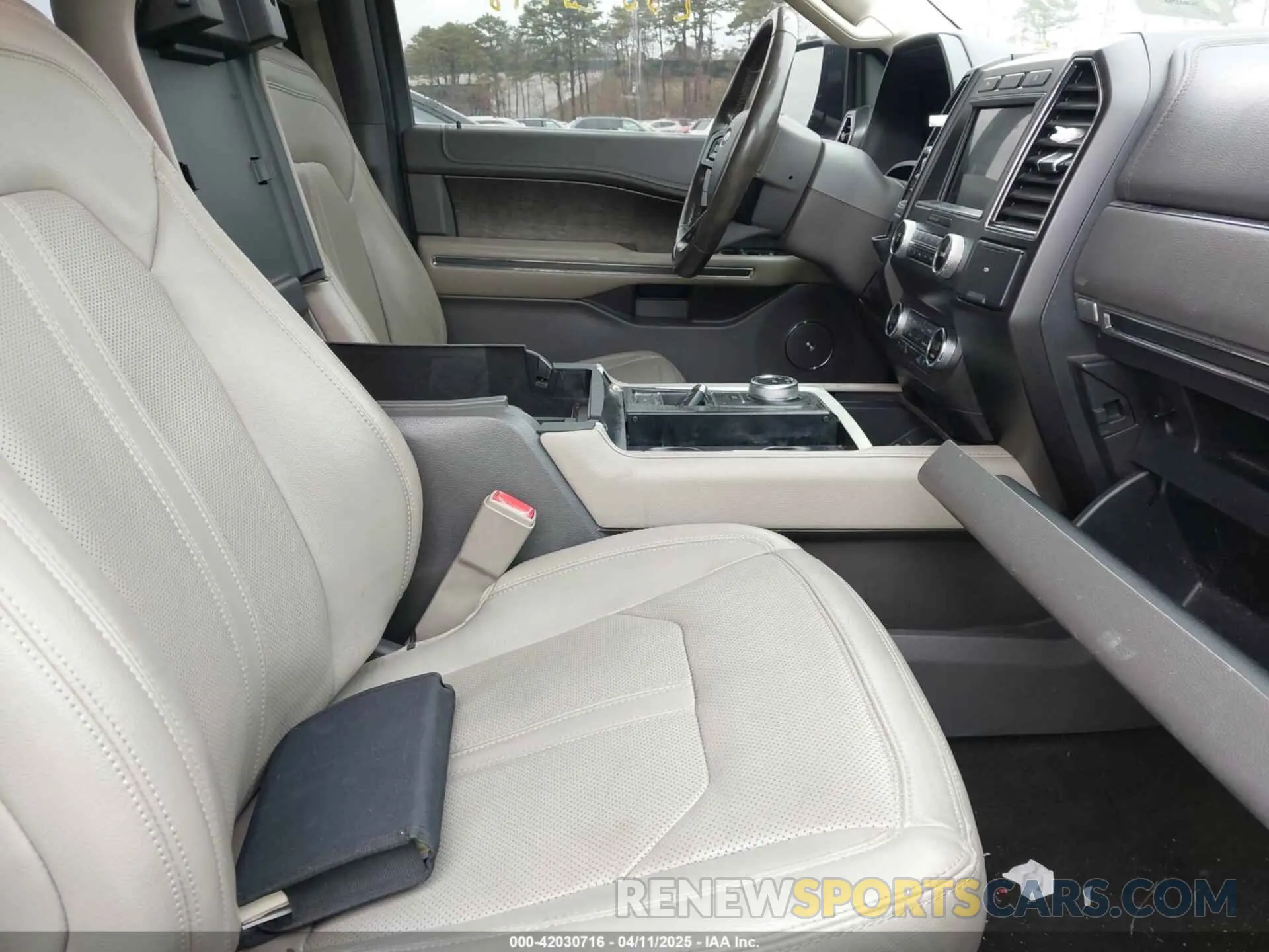 8 Photograph of a damaged car 1FMJU1KT8KEA38258 FORD EXPEDITION 2019