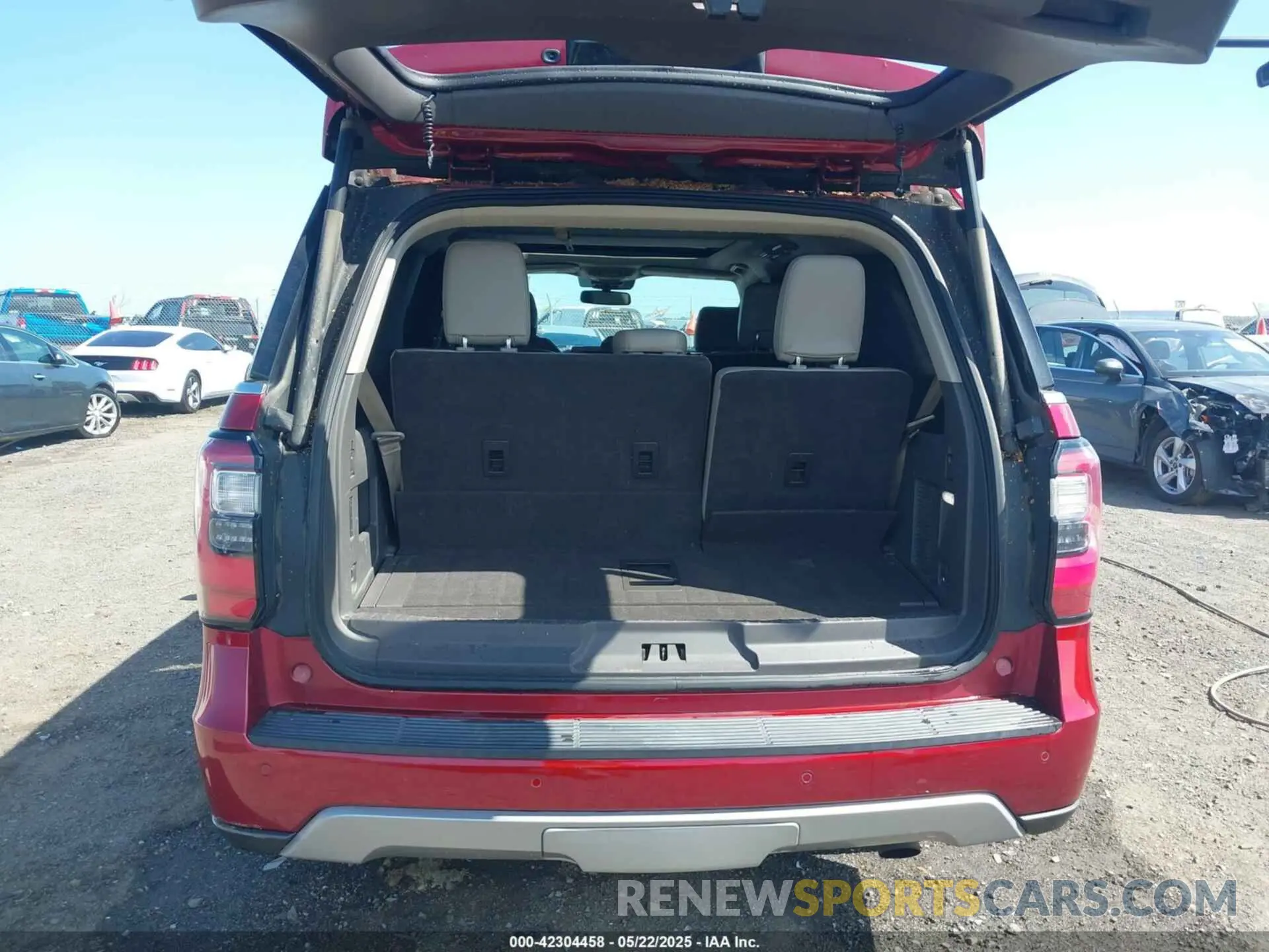 17 Photograph of a damaged car 1FMJU1KT8KEA66240 FORD EXPEDITION 2019