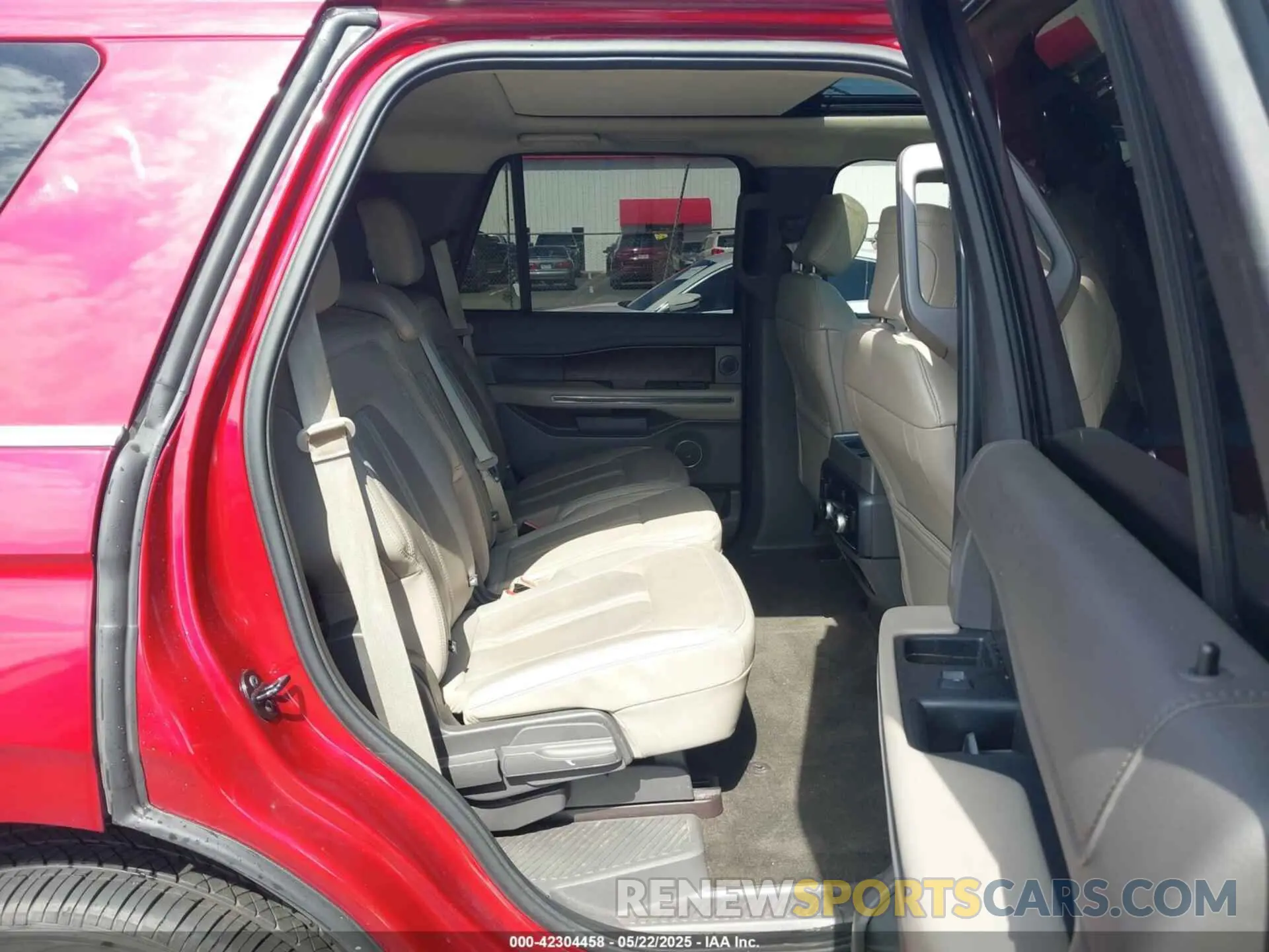 8 Photograph of a damaged car 1FMJU1KT8KEA66240 FORD EXPEDITION 2019