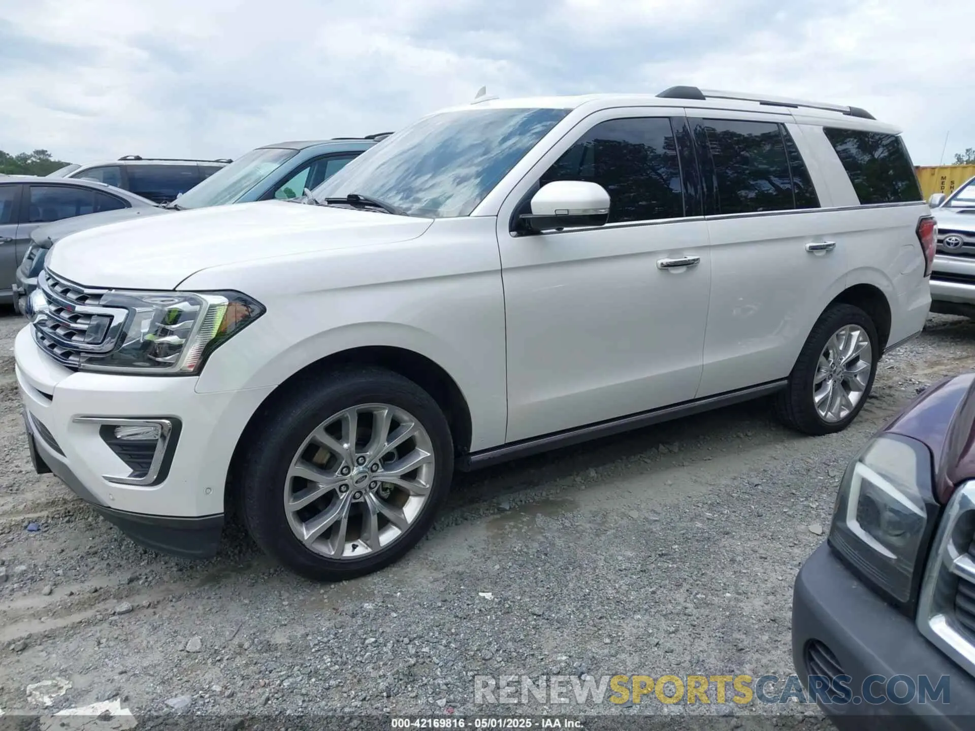 2 Photograph of a damaged car 1FMJU1KTXKEA86988 FORD EXPEDITION 2019