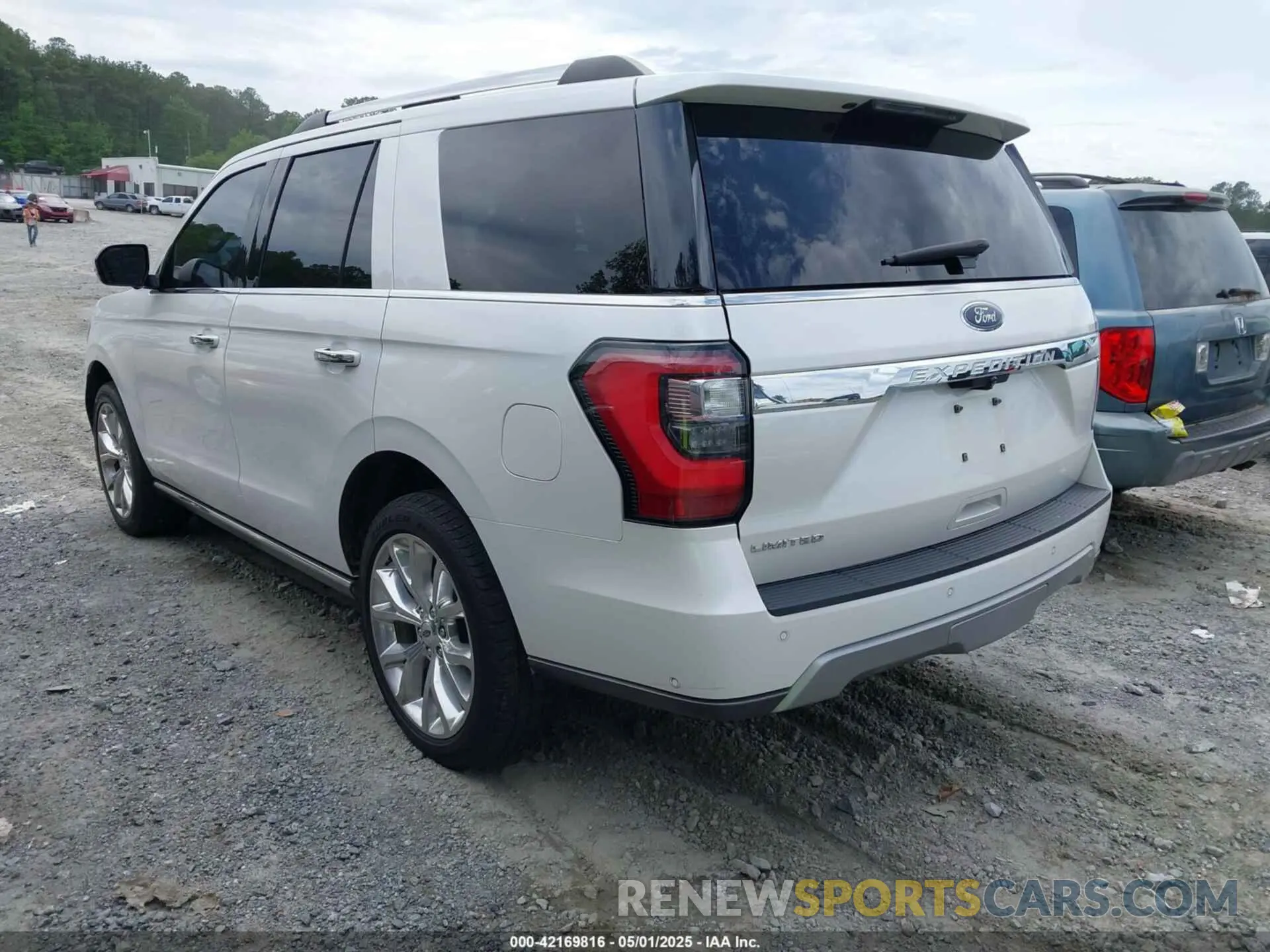 3 Photograph of a damaged car 1FMJU1KTXKEA86988 FORD EXPEDITION 2019
