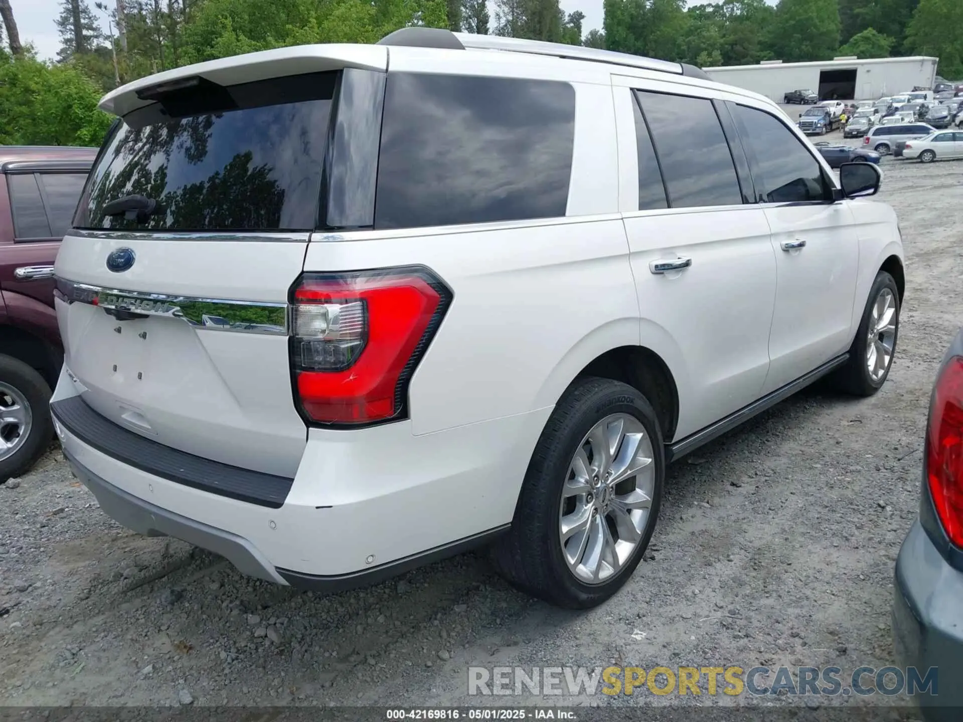 4 Photograph of a damaged car 1FMJU1KTXKEA86988 FORD EXPEDITION 2019