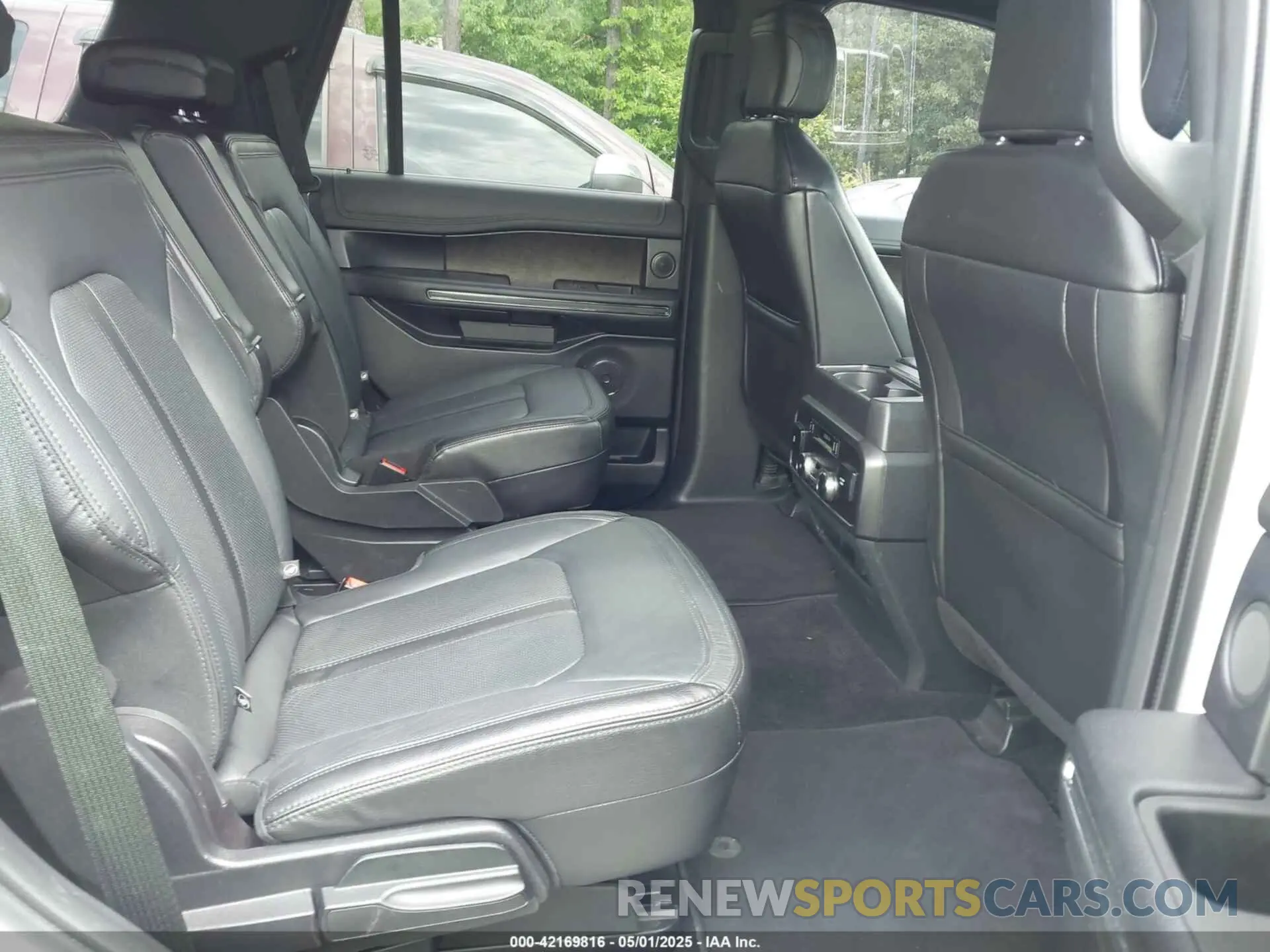 8 Photograph of a damaged car 1FMJU1KTXKEA86988 FORD EXPEDITION 2019