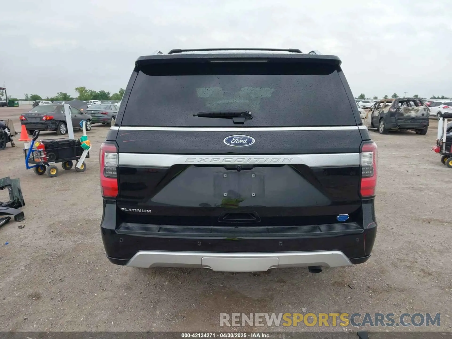 17 Photograph of a damaged car 1FMJU1LT1KEA23423 FORD EXPEDITION 2019