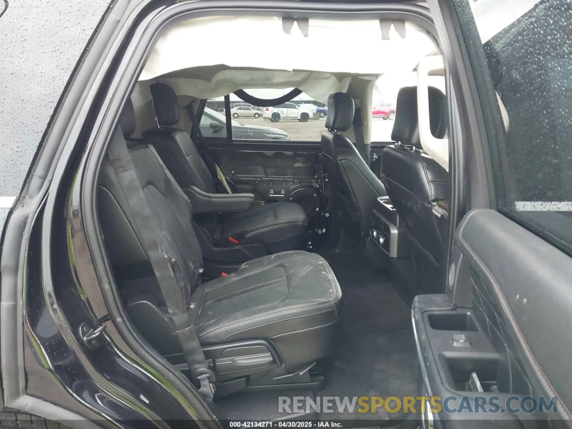 8 Photograph of a damaged car 1FMJU1LT1KEA23423 FORD EXPEDITION 2019