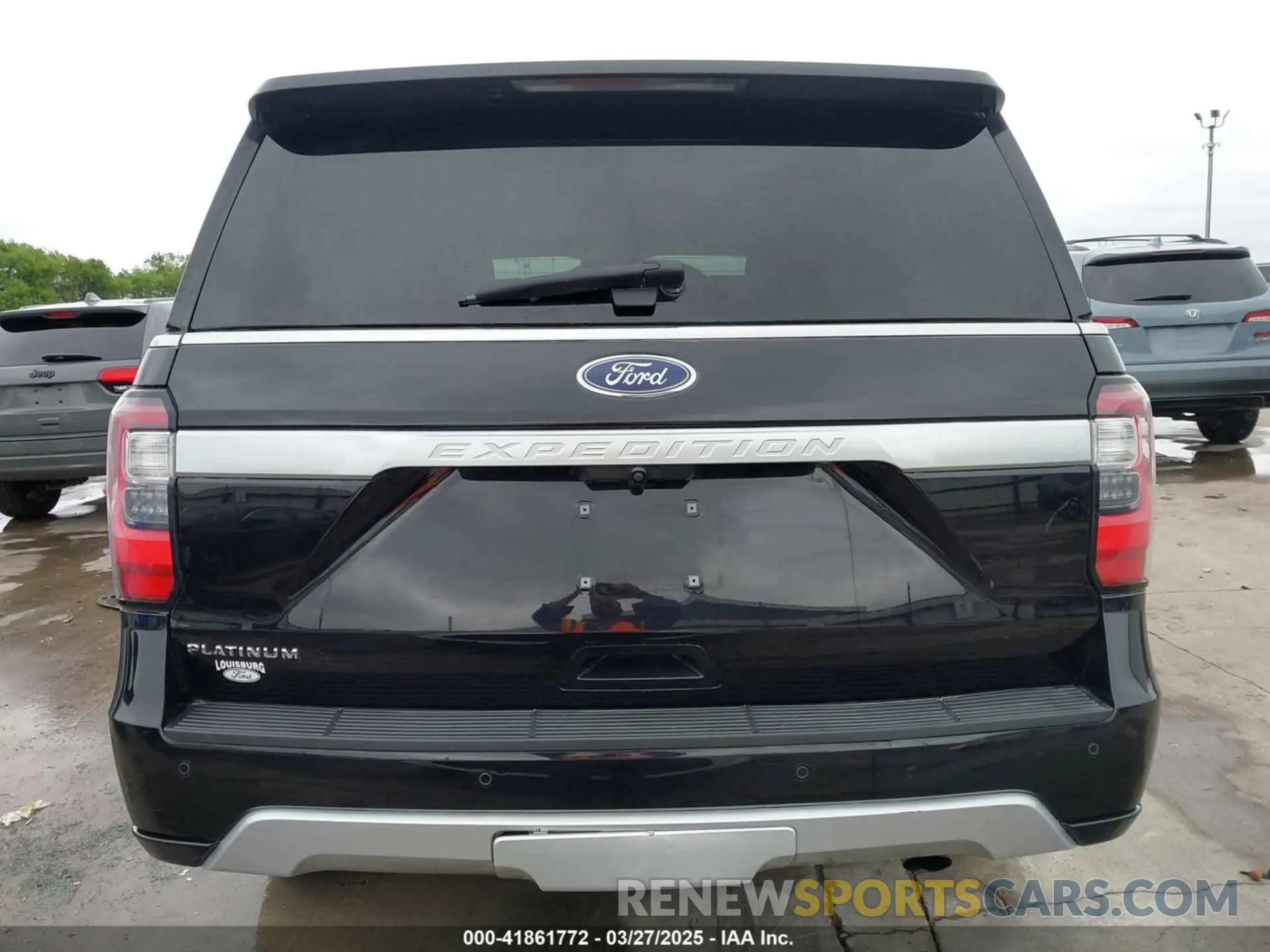 17 Photograph of a damaged car 1FMJU1MT8KEA02325 FORD EXPEDITION 2019