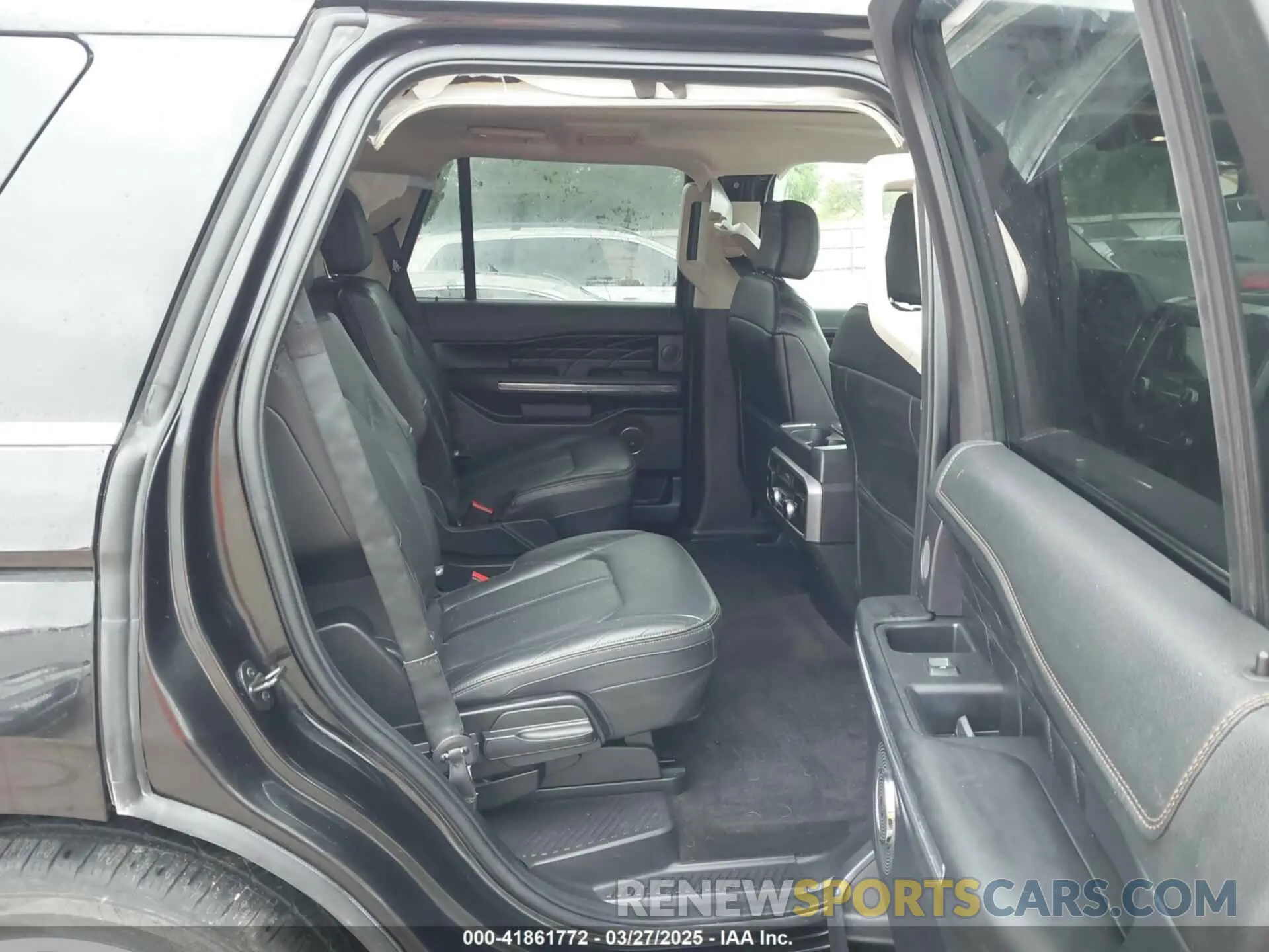 8 Photograph of a damaged car 1FMJU1MT8KEA02325 FORD EXPEDITION 2019