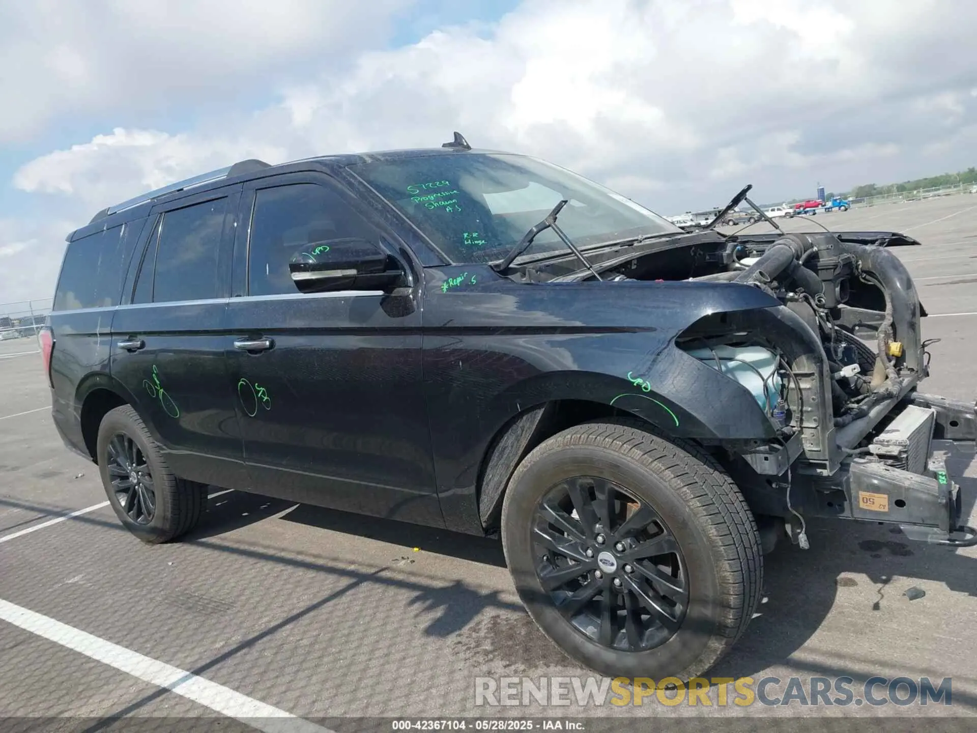 13 Photograph of a damaged car 1FMJU2AT6KEA18257 FORD EXPEDITION 2019