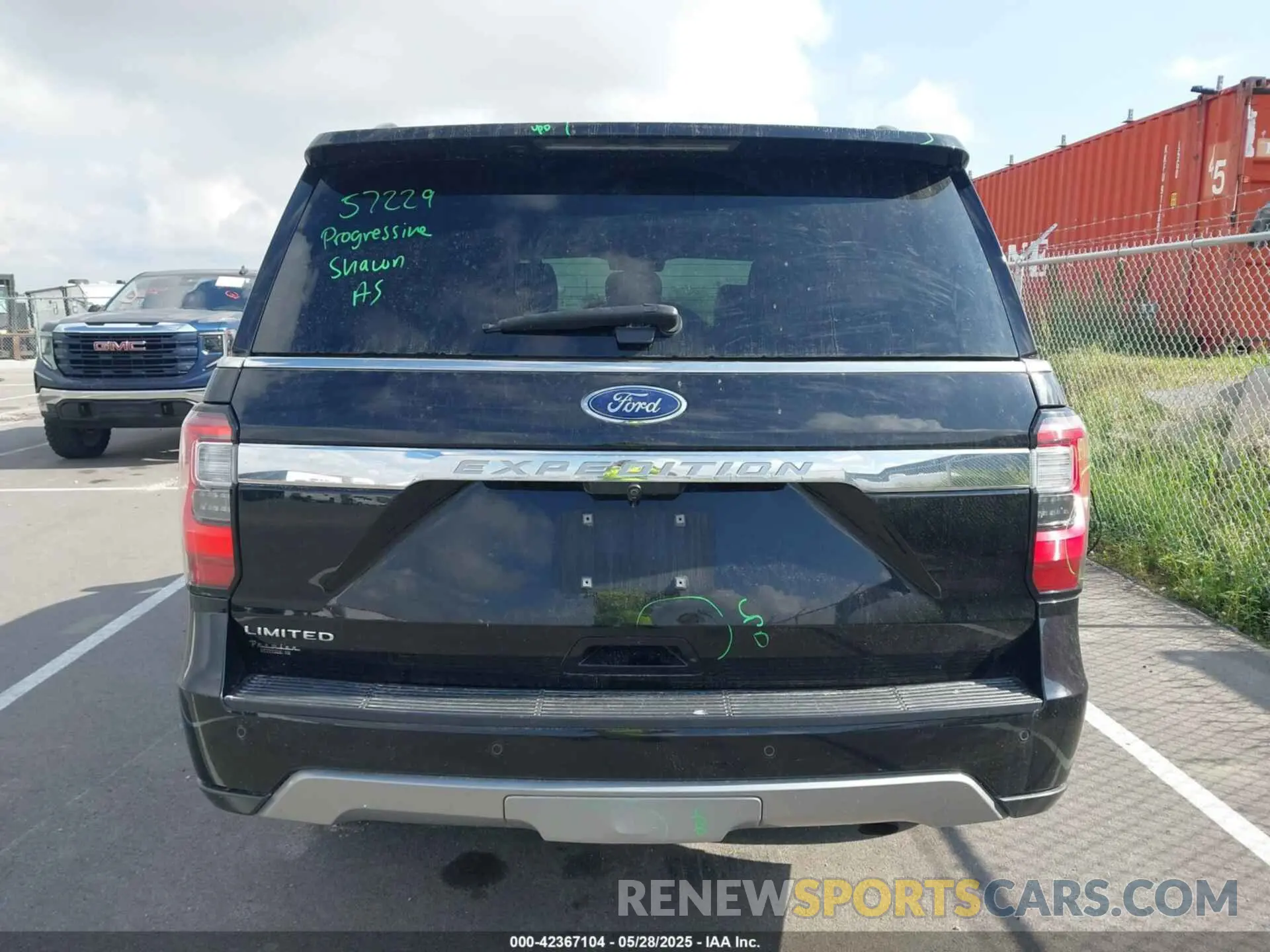16 Photograph of a damaged car 1FMJU2AT6KEA18257 FORD EXPEDITION 2019