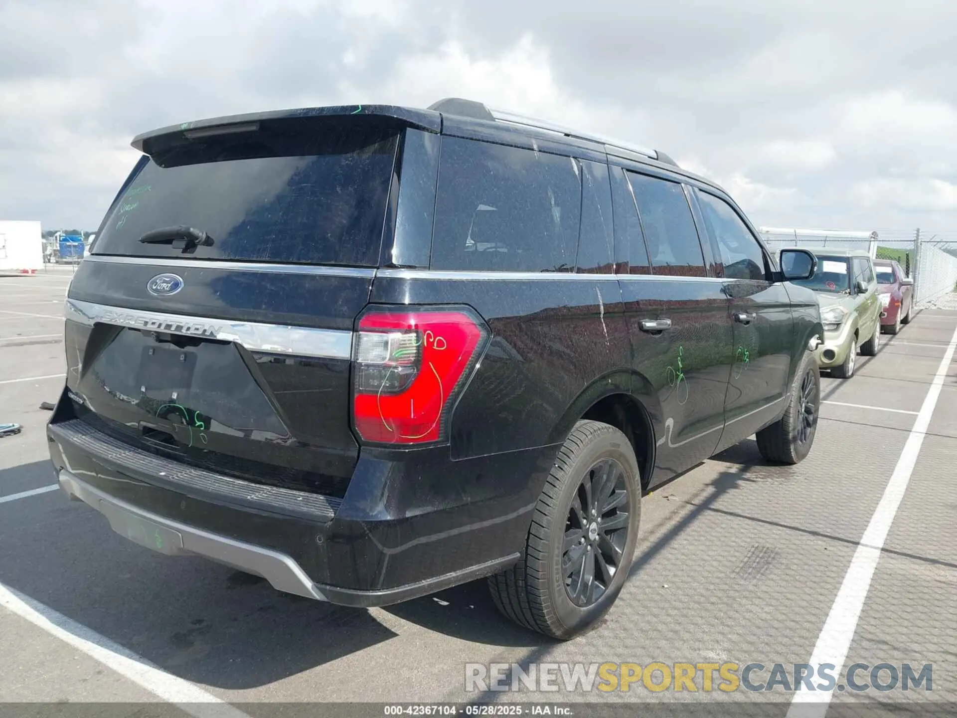 4 Photograph of a damaged car 1FMJU2AT6KEA18257 FORD EXPEDITION 2019