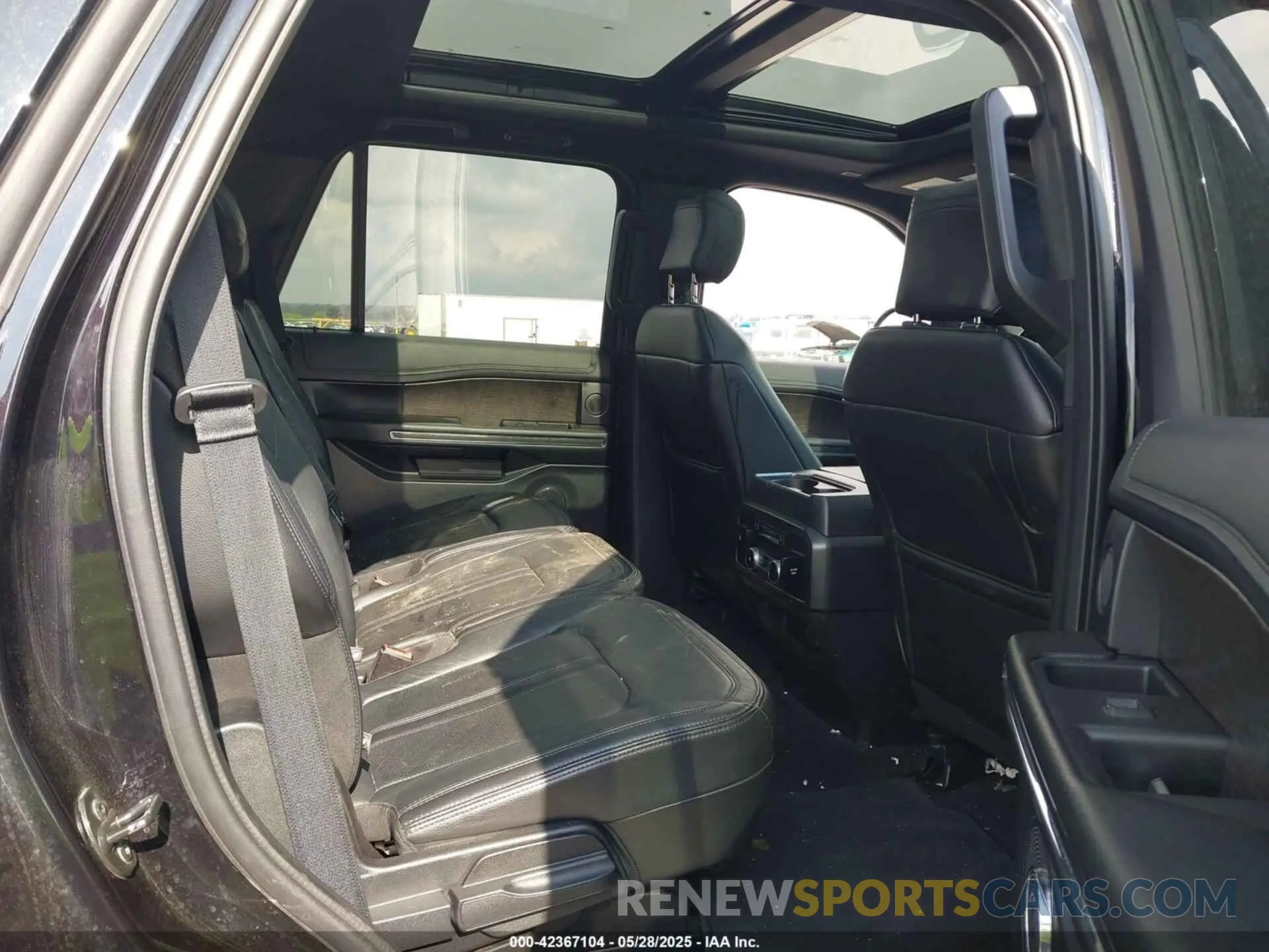 8 Photograph of a damaged car 1FMJU2AT6KEA18257 FORD EXPEDITION 2019