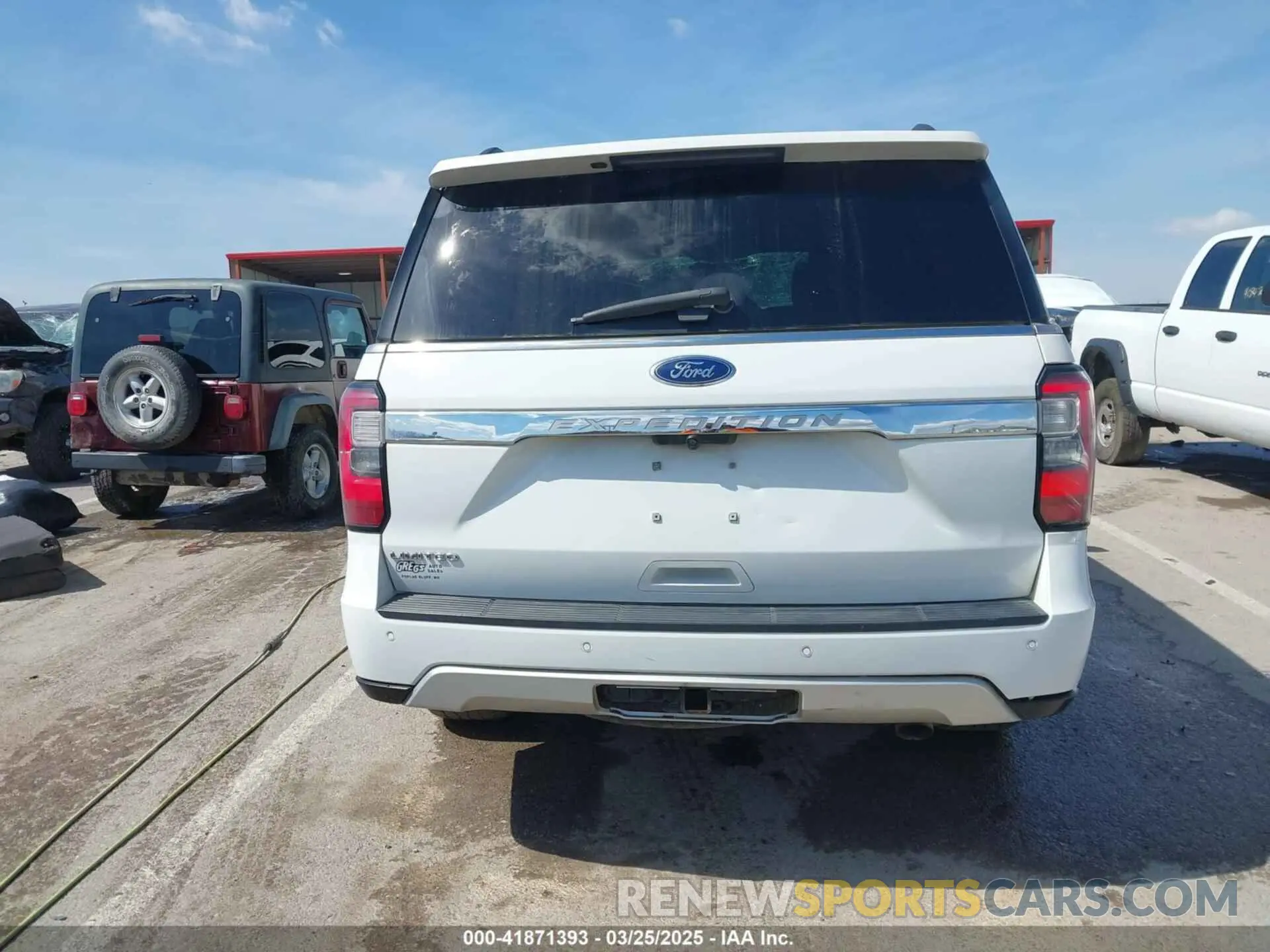16 Photograph of a damaged car 1FMJU2AT6KEA20686 FORD EXPEDITION 2019