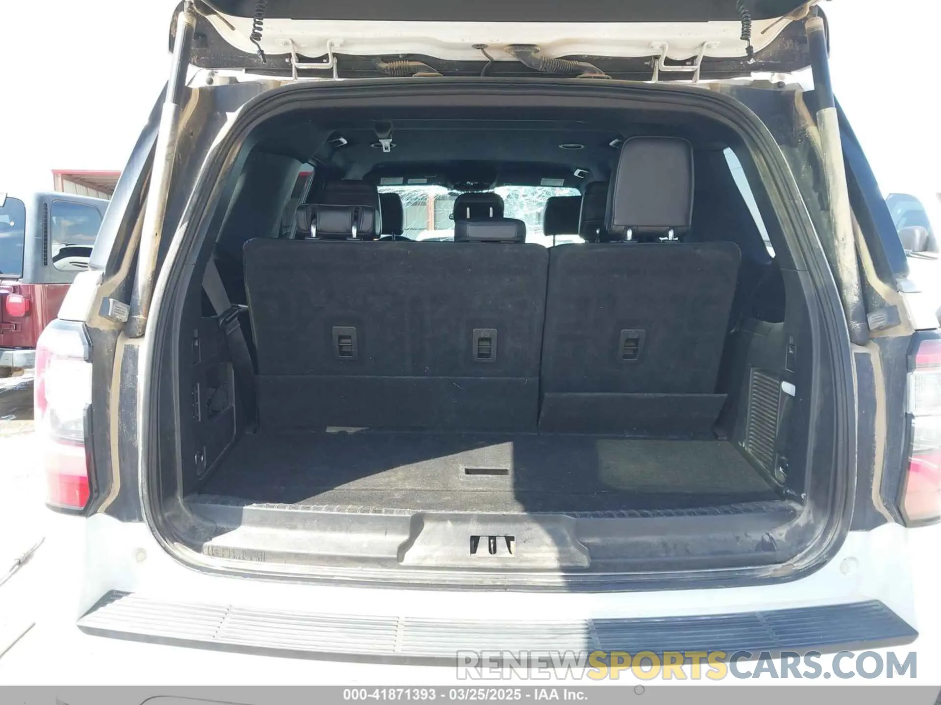 17 Photograph of a damaged car 1FMJU2AT6KEA20686 FORD EXPEDITION 2019