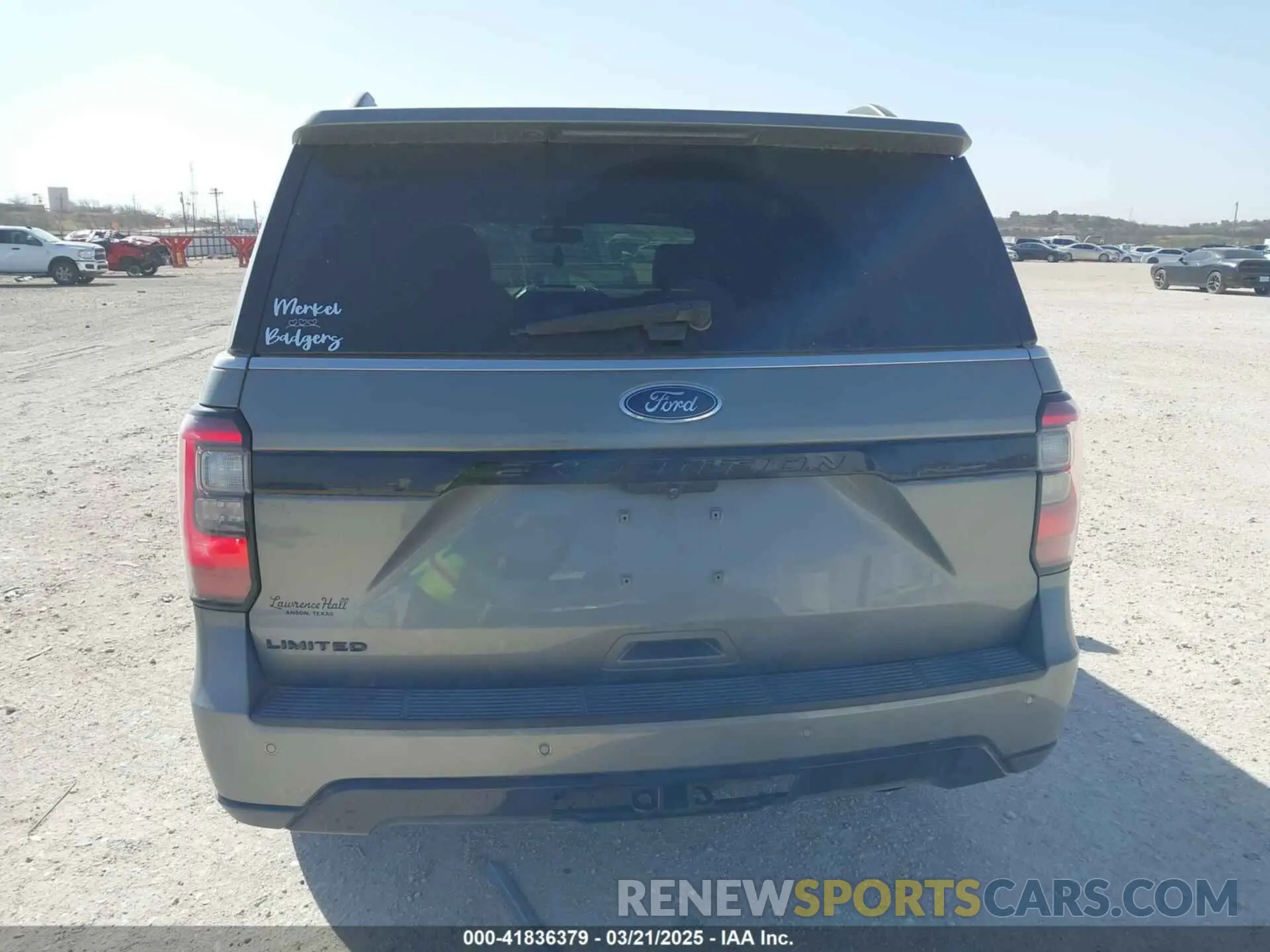 17 Photograph of a damaged car 1FMJU2AT6KEA37892 FORD EXPEDITION 2019